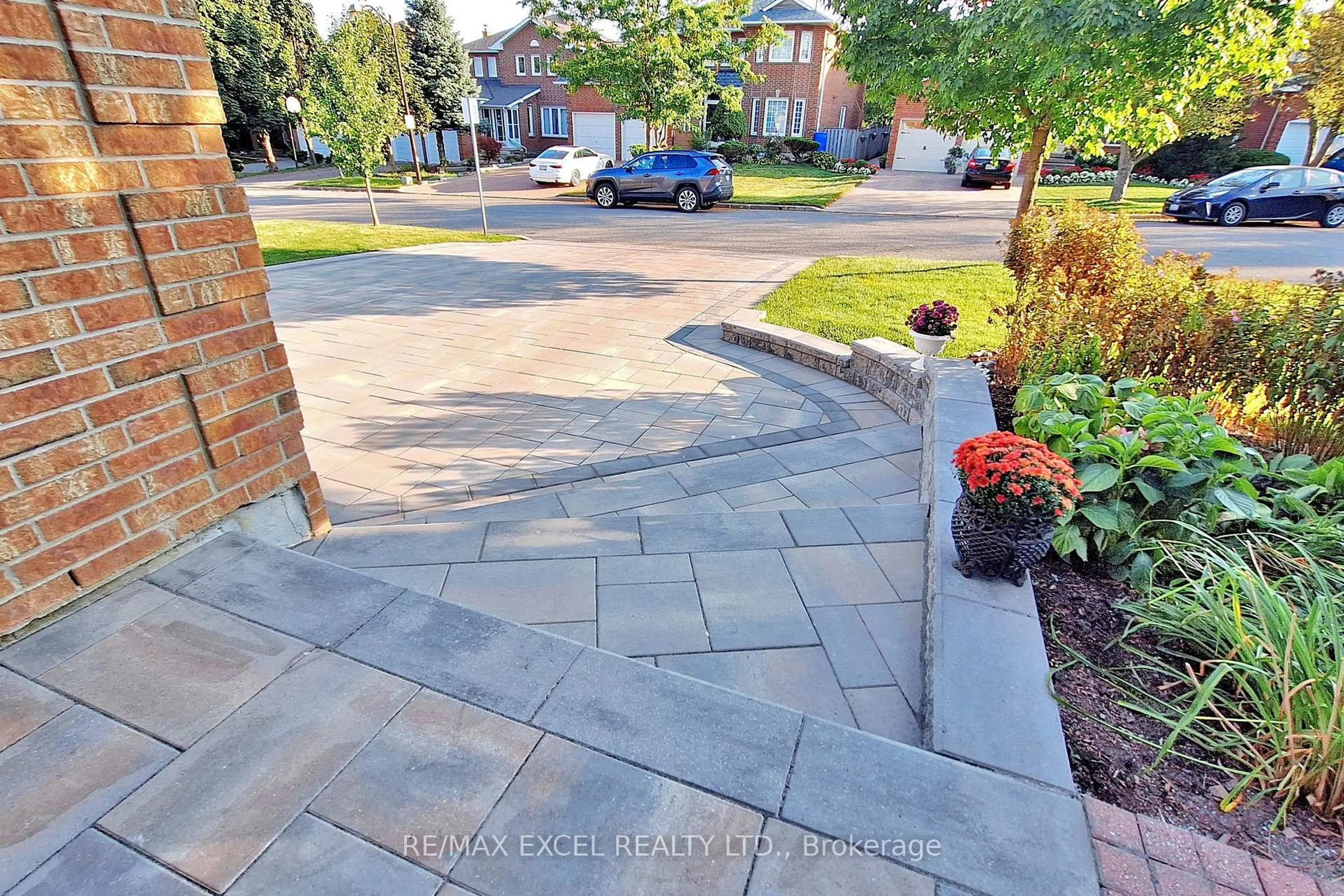 Patio, street for 69 Nadine Cres, Markham Ontario L3R 7Y7
