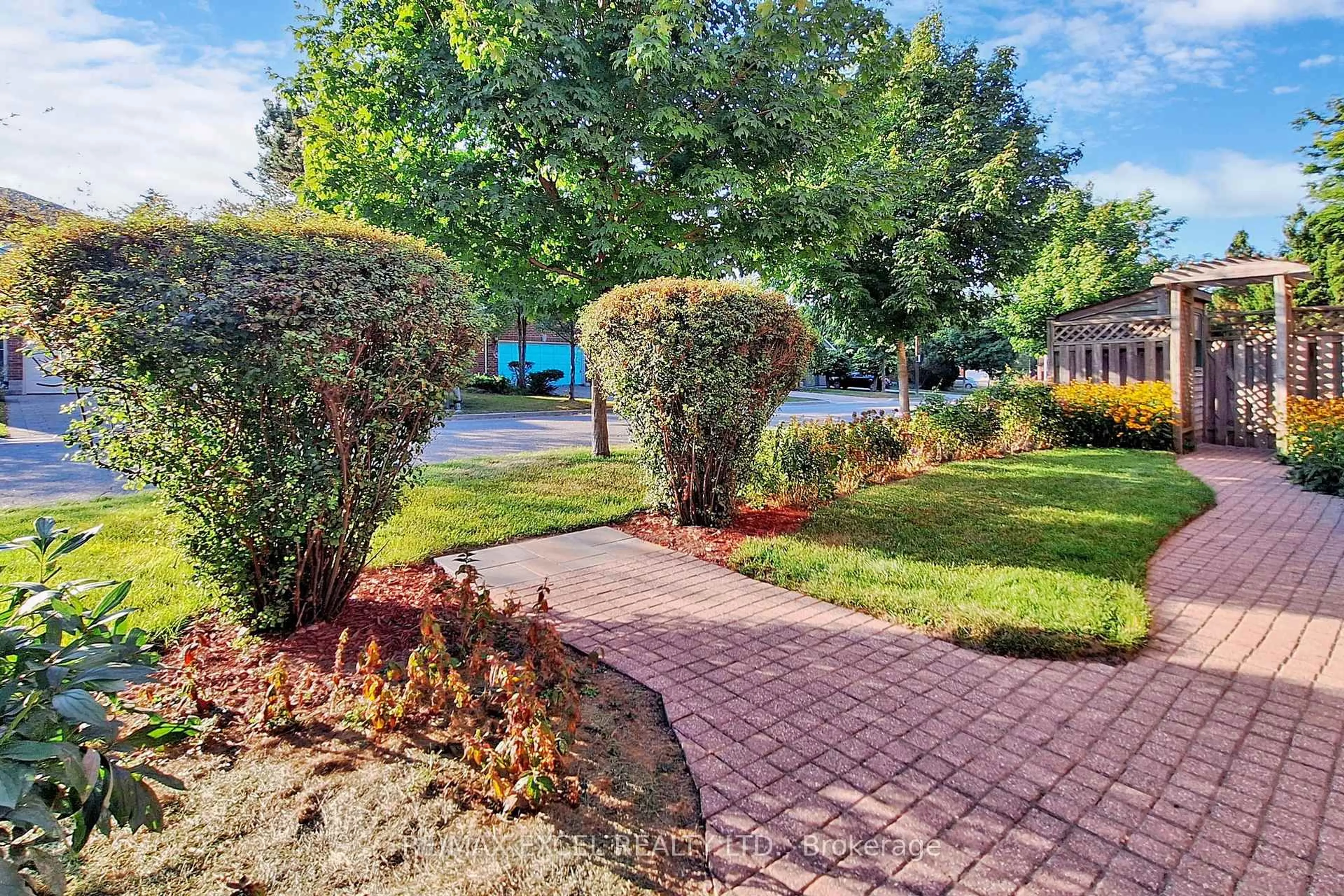 Patio, street for 69 Nadine Cres, Markham Ontario L3R 7Y7