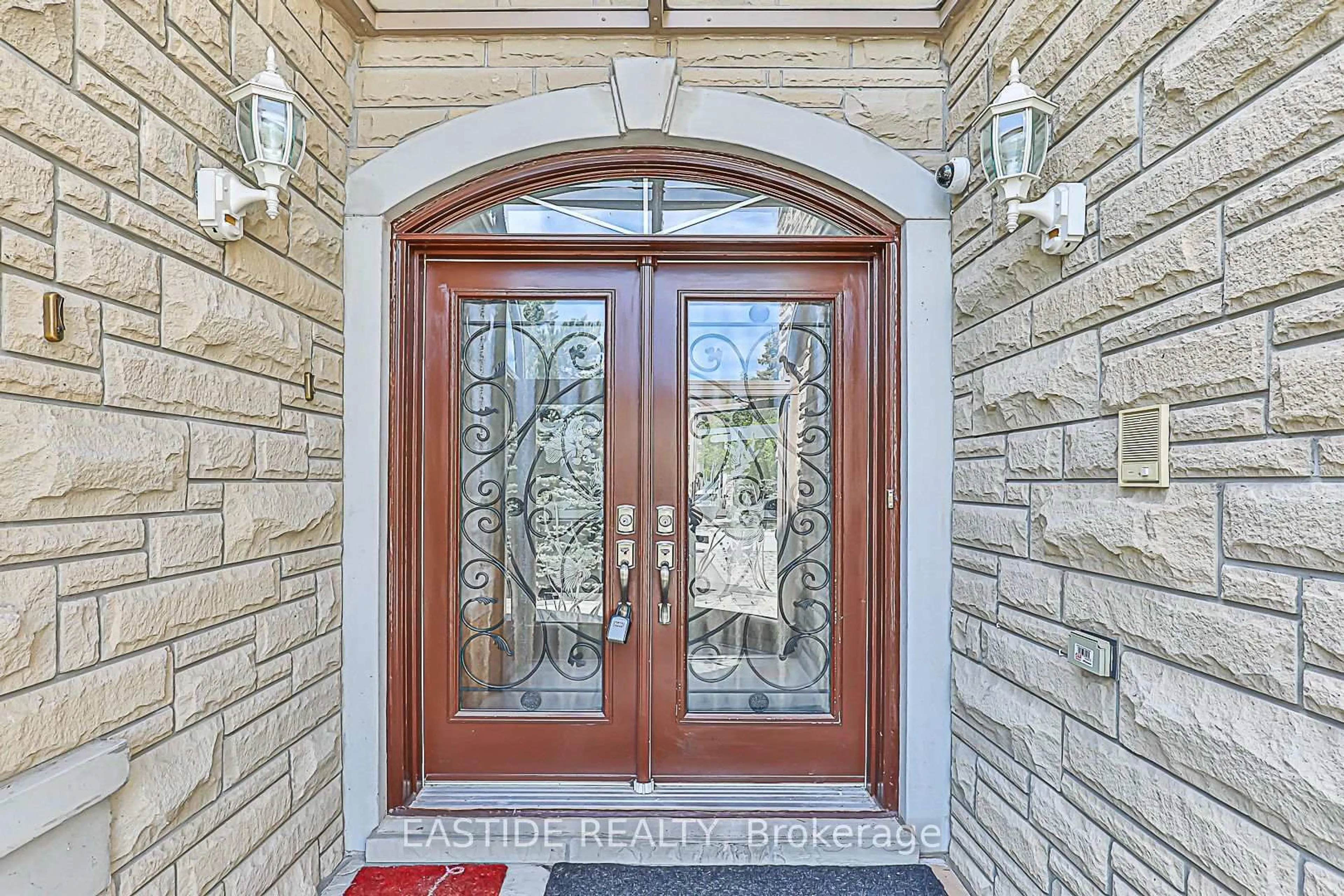 Indoor entryway for 27 Brimwood Cres, Richmond Hill Ontario L4B 4B6