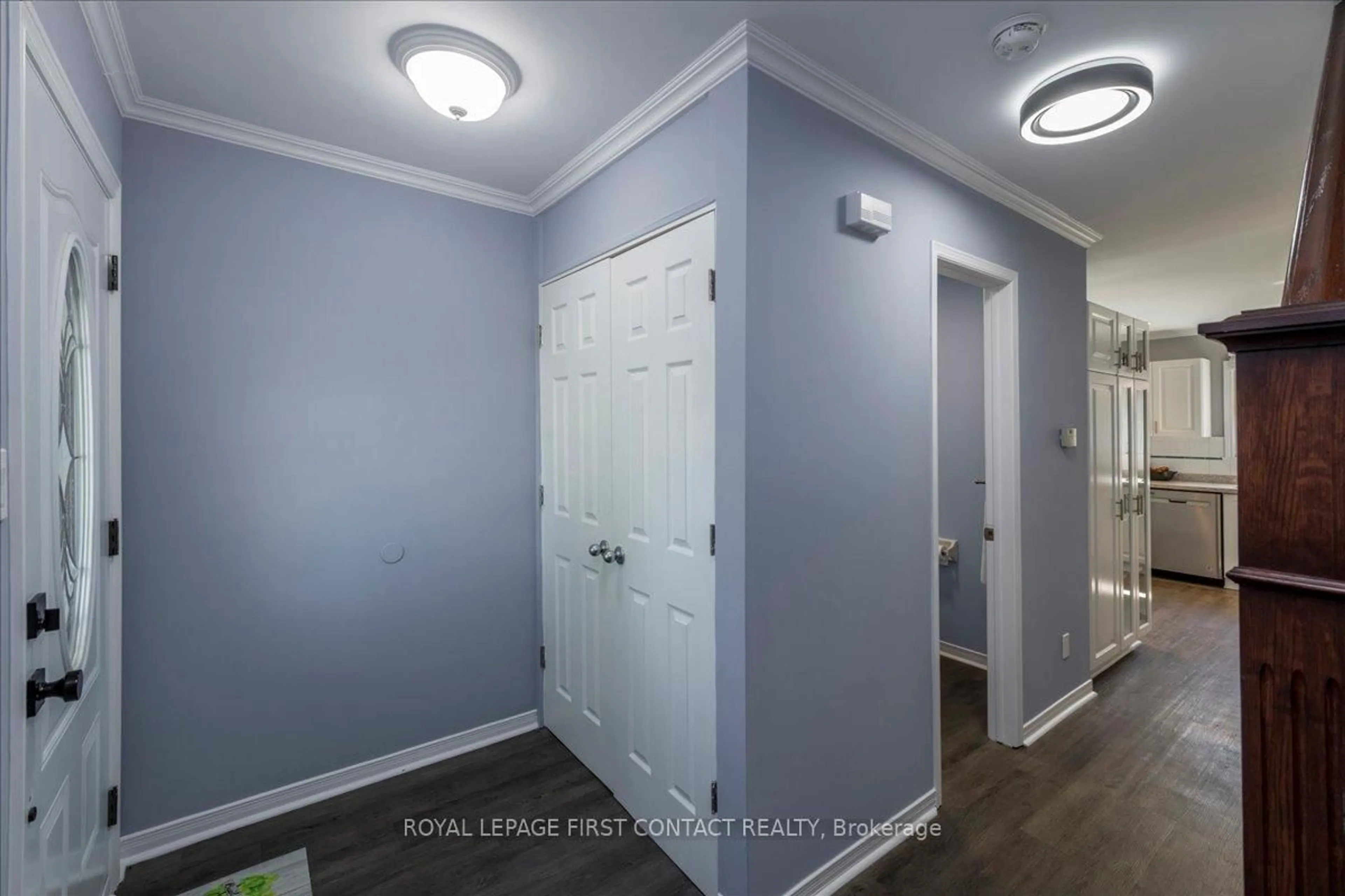 Indoor entryway for 2818 Dempster Ave, Innisfil Ontario L9S 1C2