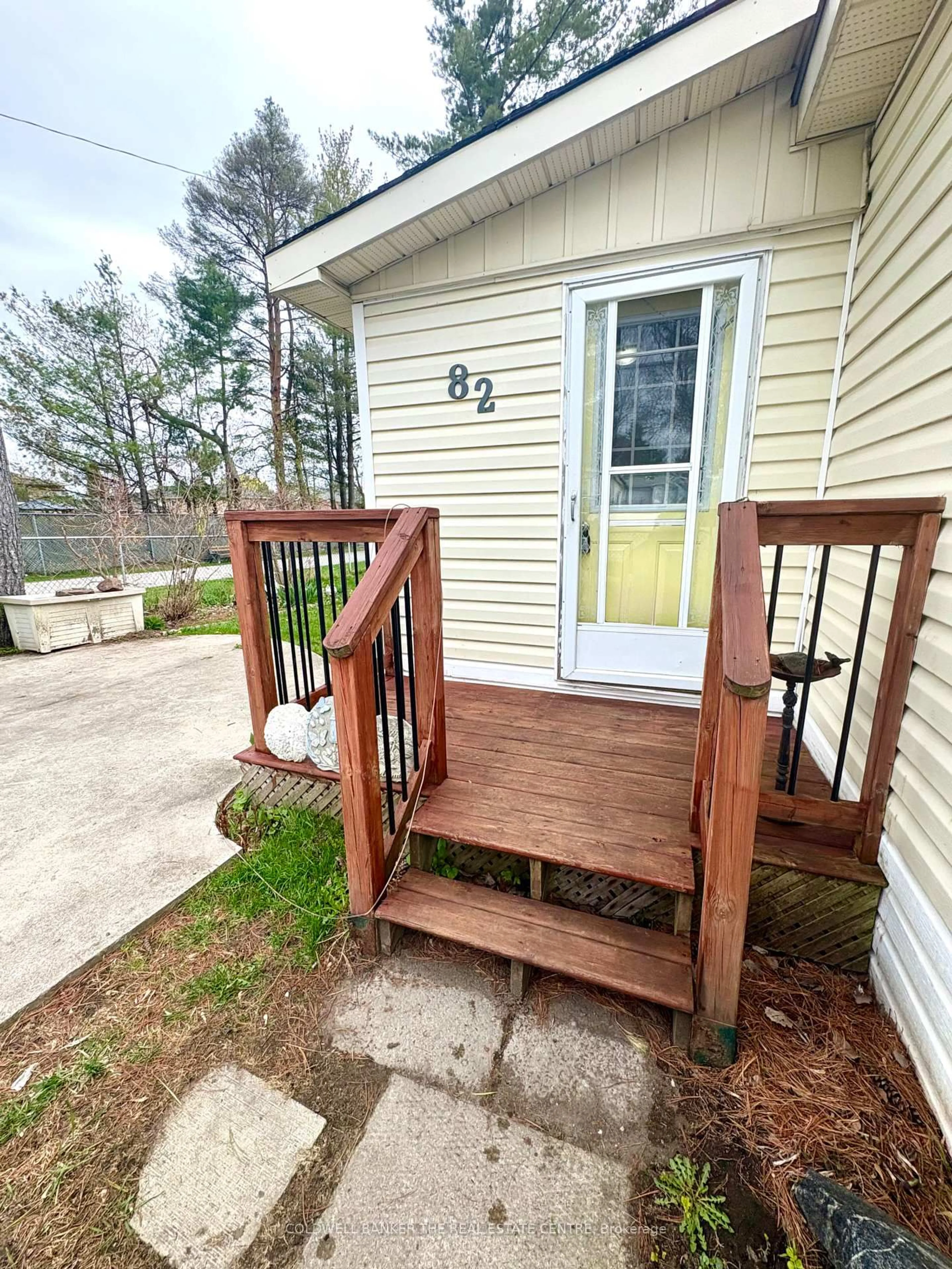 Indoor entryway for 82 Seventh St, Essa Ontario L3W 0L4