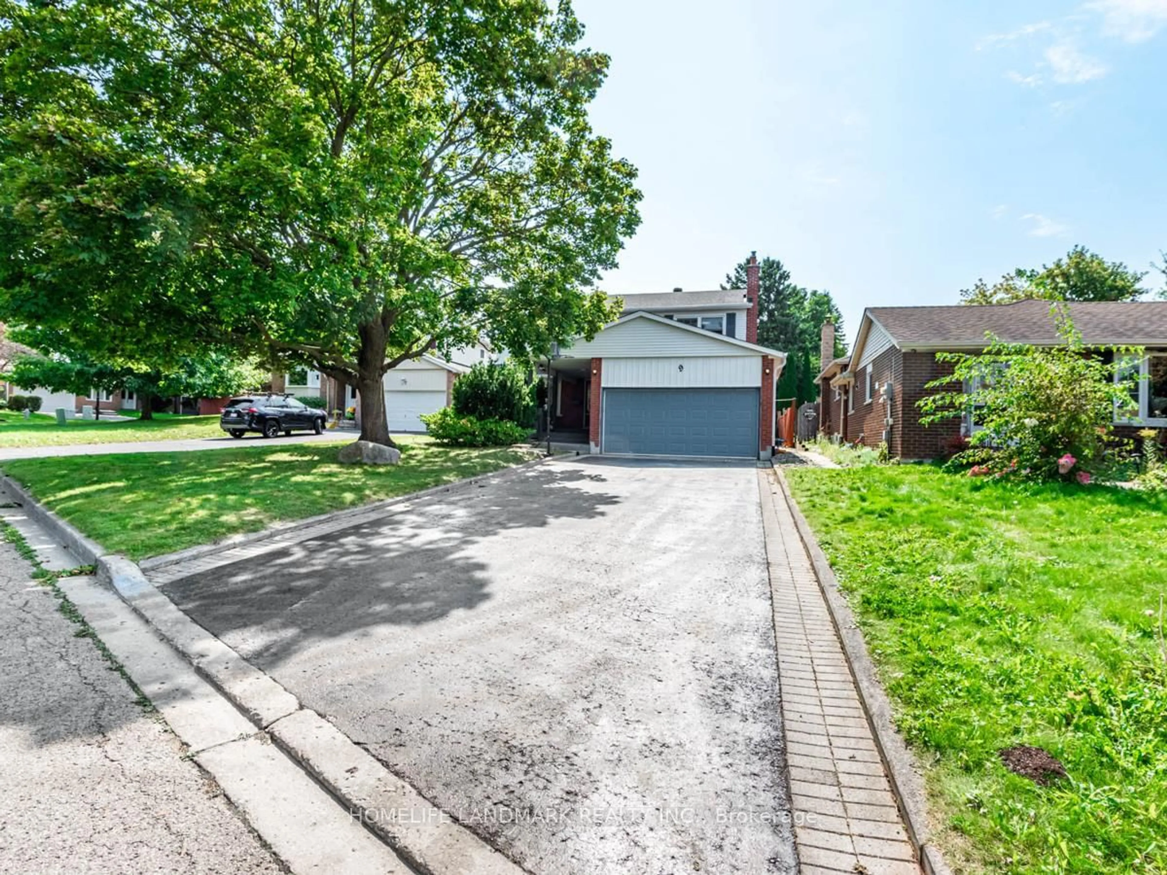 A pic from outside/outdoor area/front of a property/back of a property/a pic from drone, street for 9 Eastman Cres, Newmarket Ontario L3Y 5T9