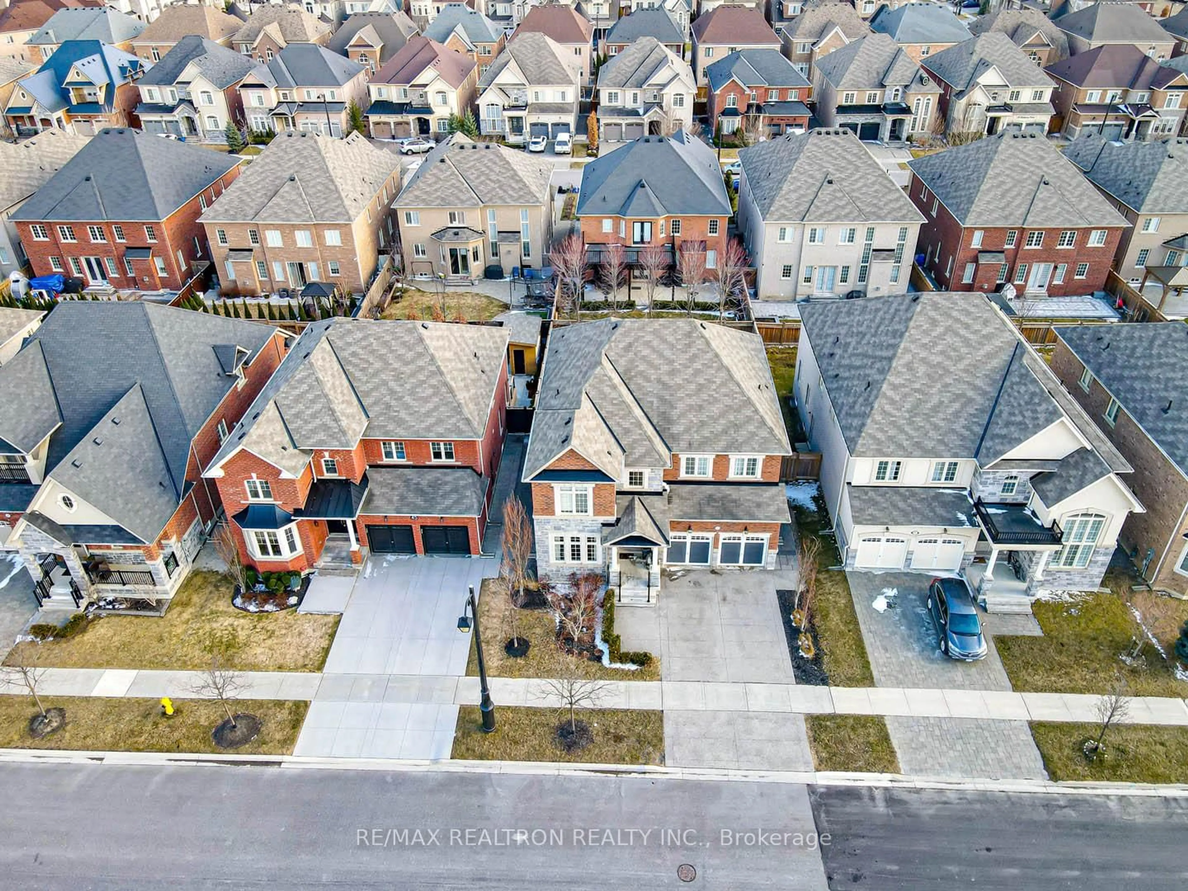 A pic from outside/outdoor area/front of a property/back of a property/a pic from drone, street for 41 Woodgate Pines Dr, Vaughan Ontario L4H 4A3