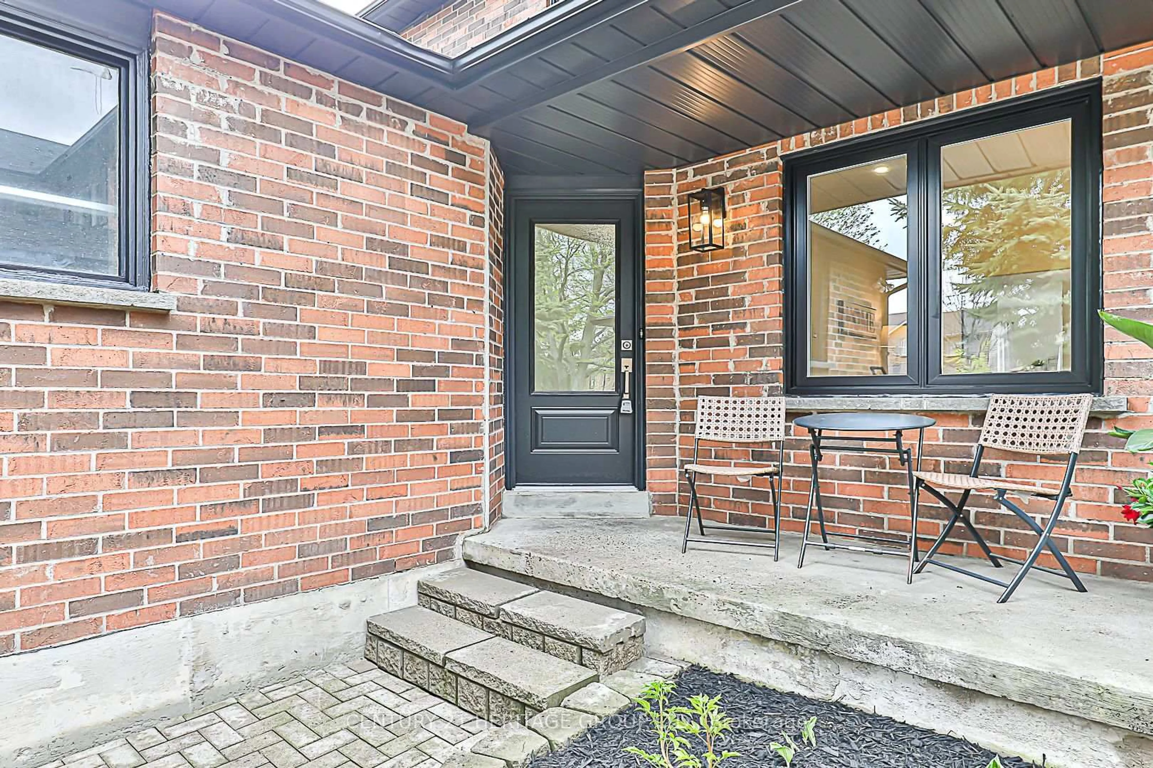 Patio, street for 35 Buchanan Cres, Aurora Ontario L4G 5K4
