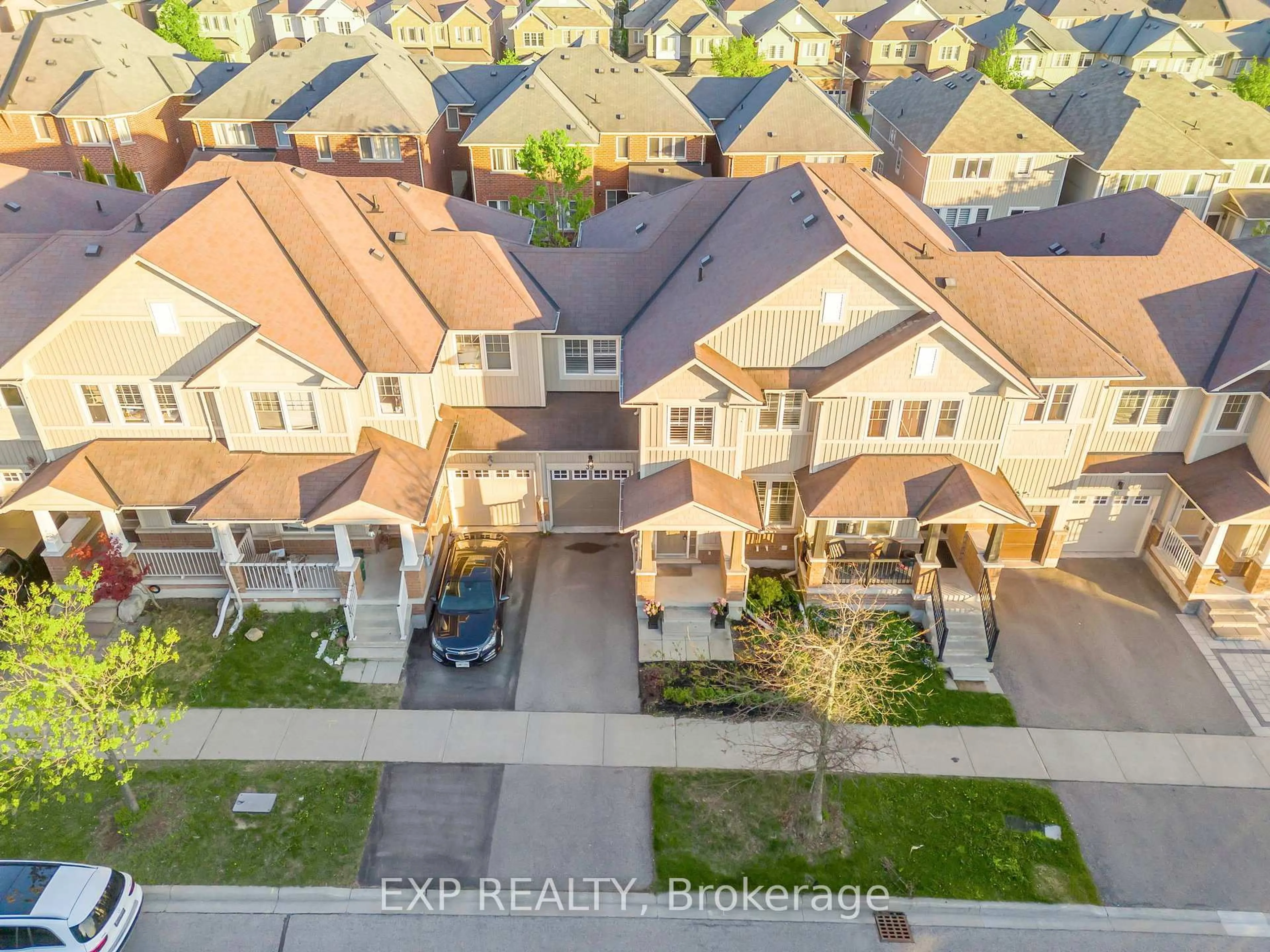 A pic from outside/outdoor area/front of a property/back of a property/a pic from drone, street for 39 Stoyell Dr, Richmond Hill Ontario L4E 0M7