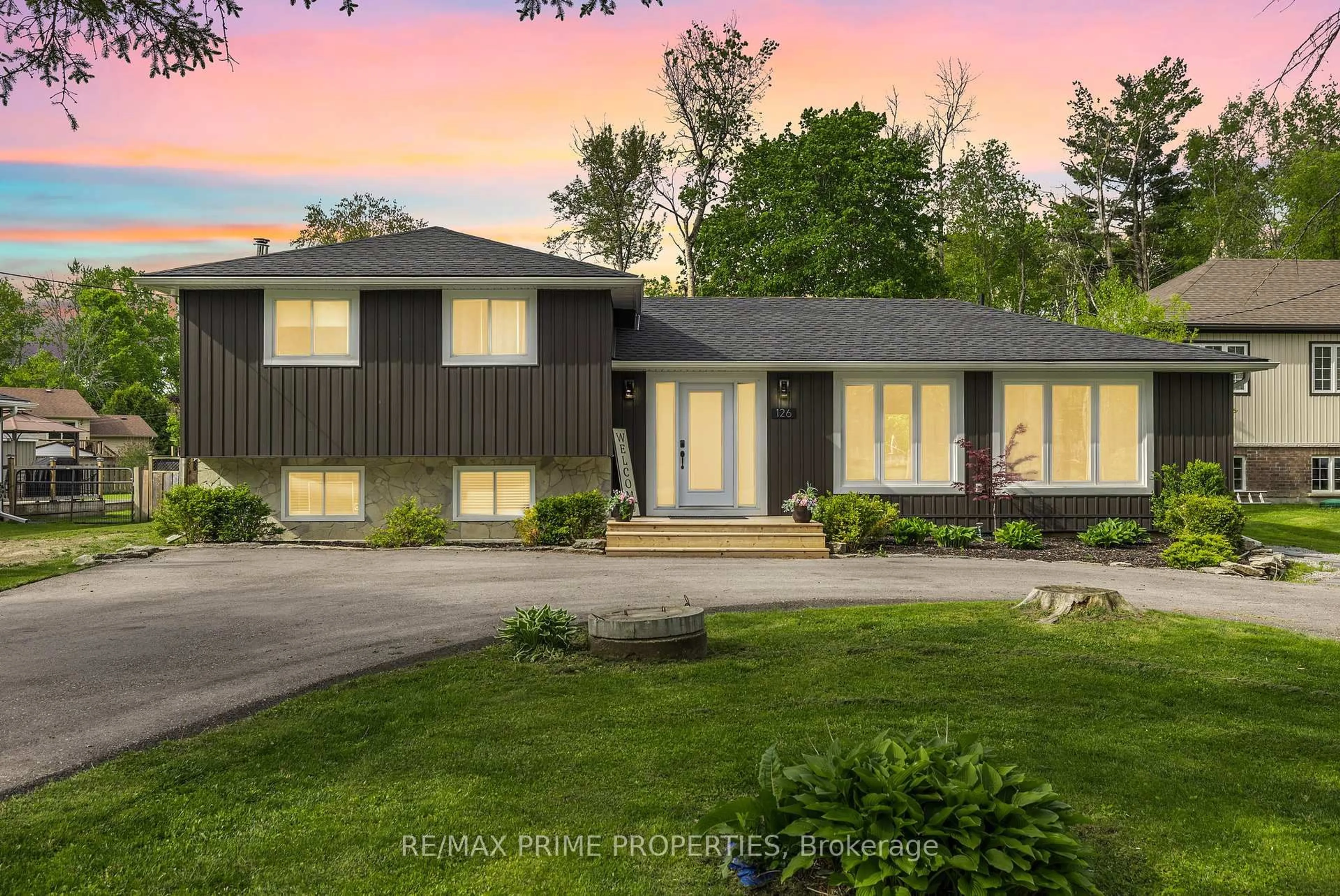 Home with vinyl exterior material, street for 126 Pinecrest Rd, Georgina Ontario L0E 1N0
