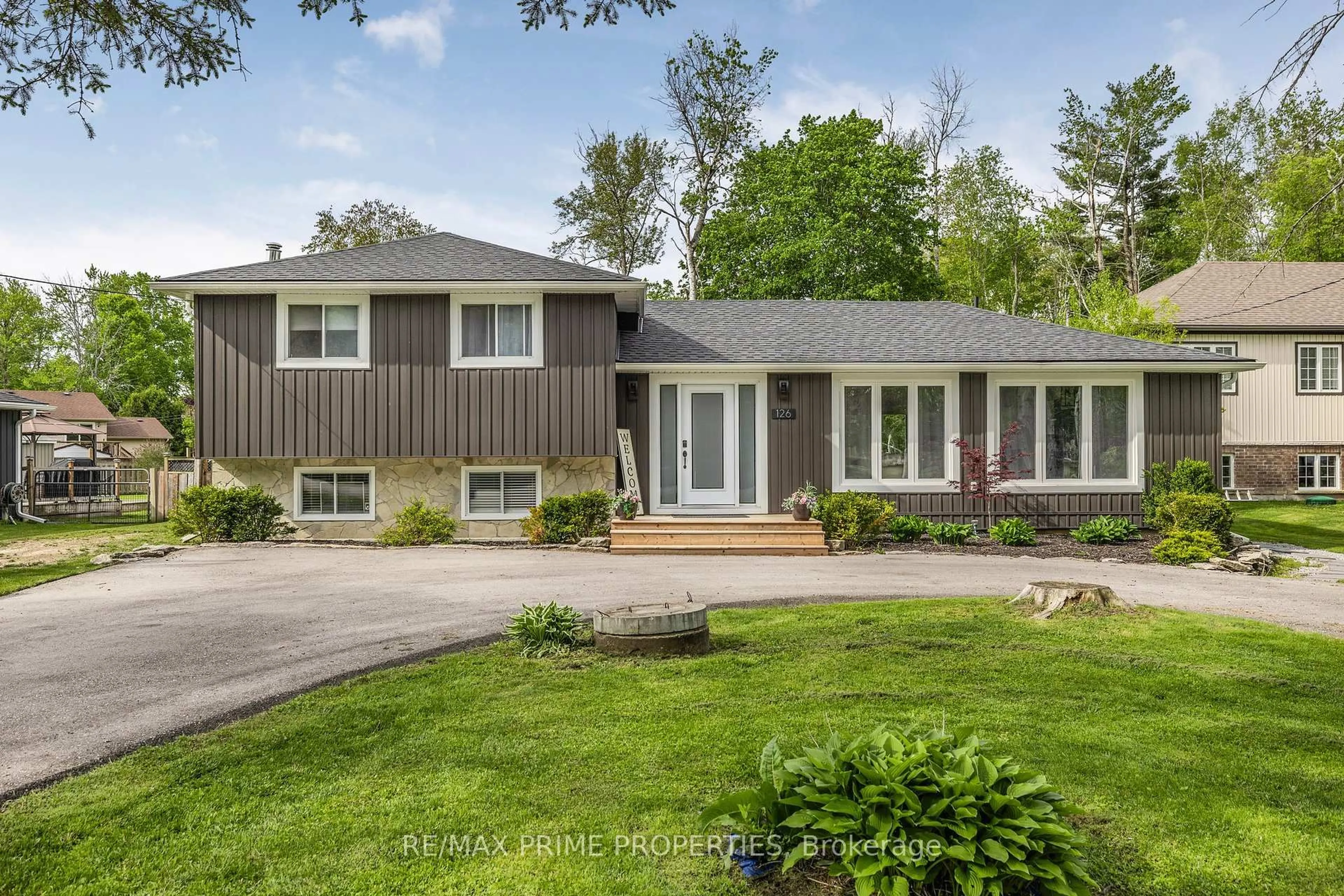 Home with vinyl exterior material, street for 126 Pinecrest Rd, Georgina Ontario L0E 1N0