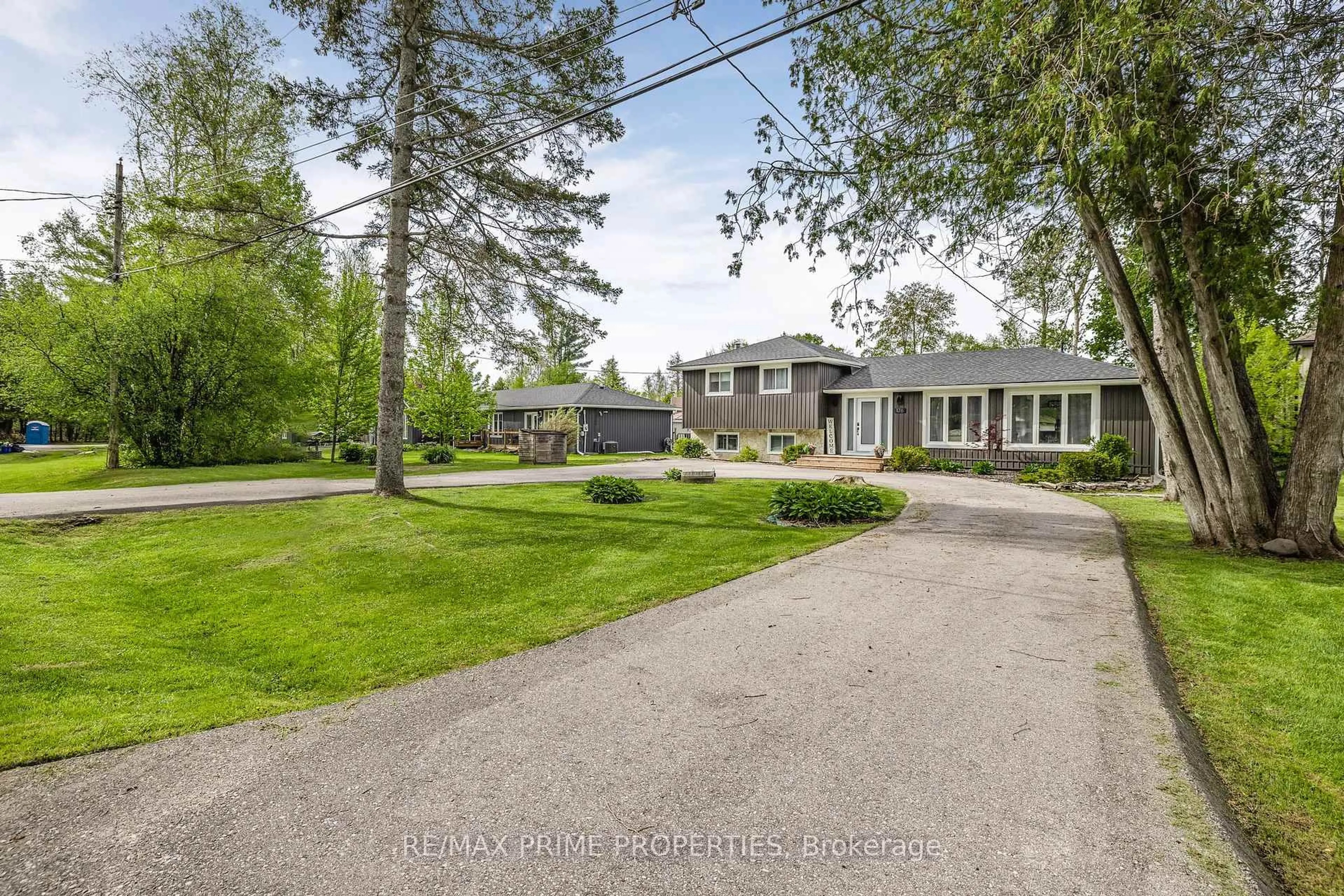 A pic from outside/outdoor area/front of a property/back of a property/a pic from drone, street for 126 Pinecrest Rd, Georgina Ontario L0E 1N0