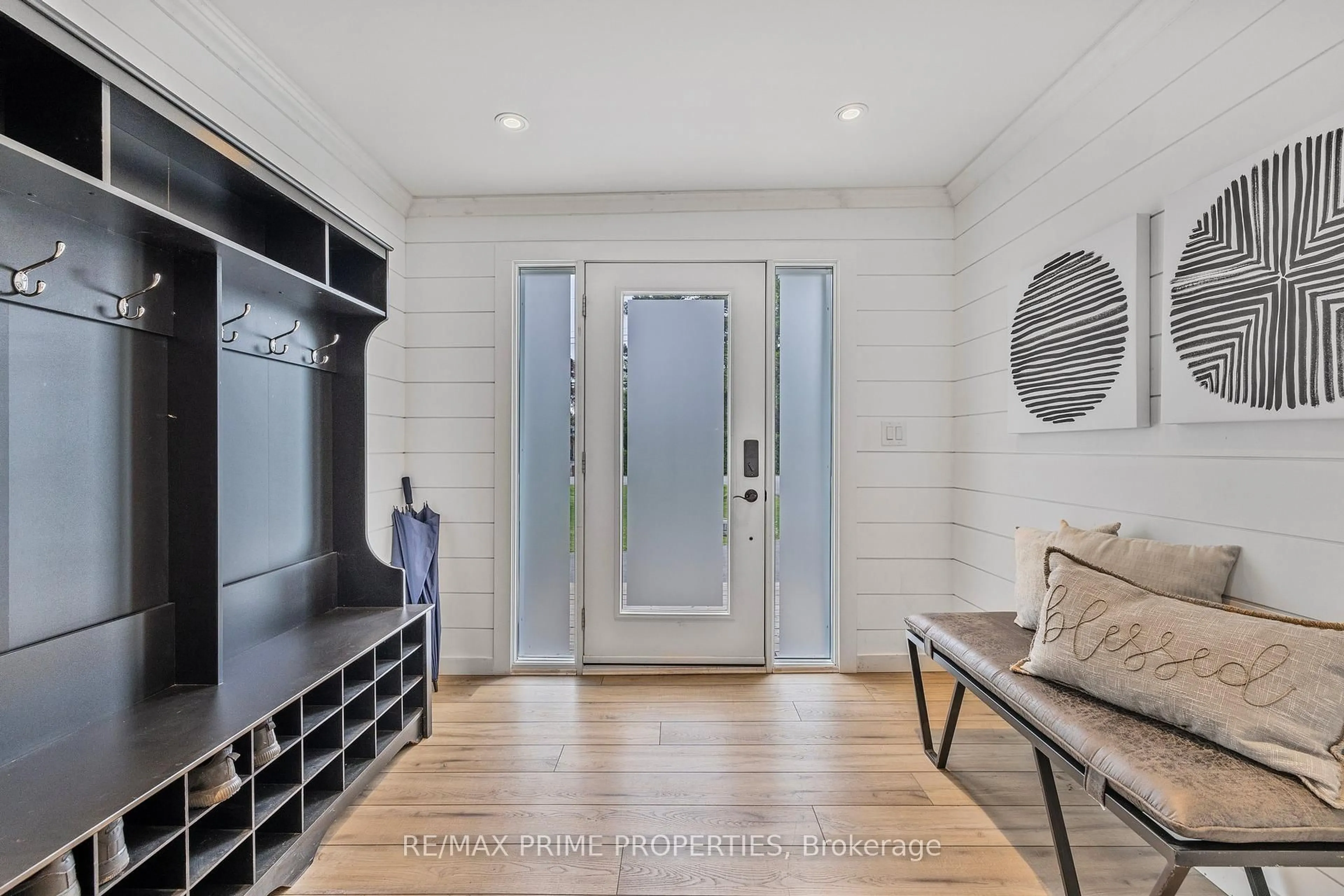 Indoor entryway for 126 Pinecrest Rd, Georgina Ontario L0E 1N0
