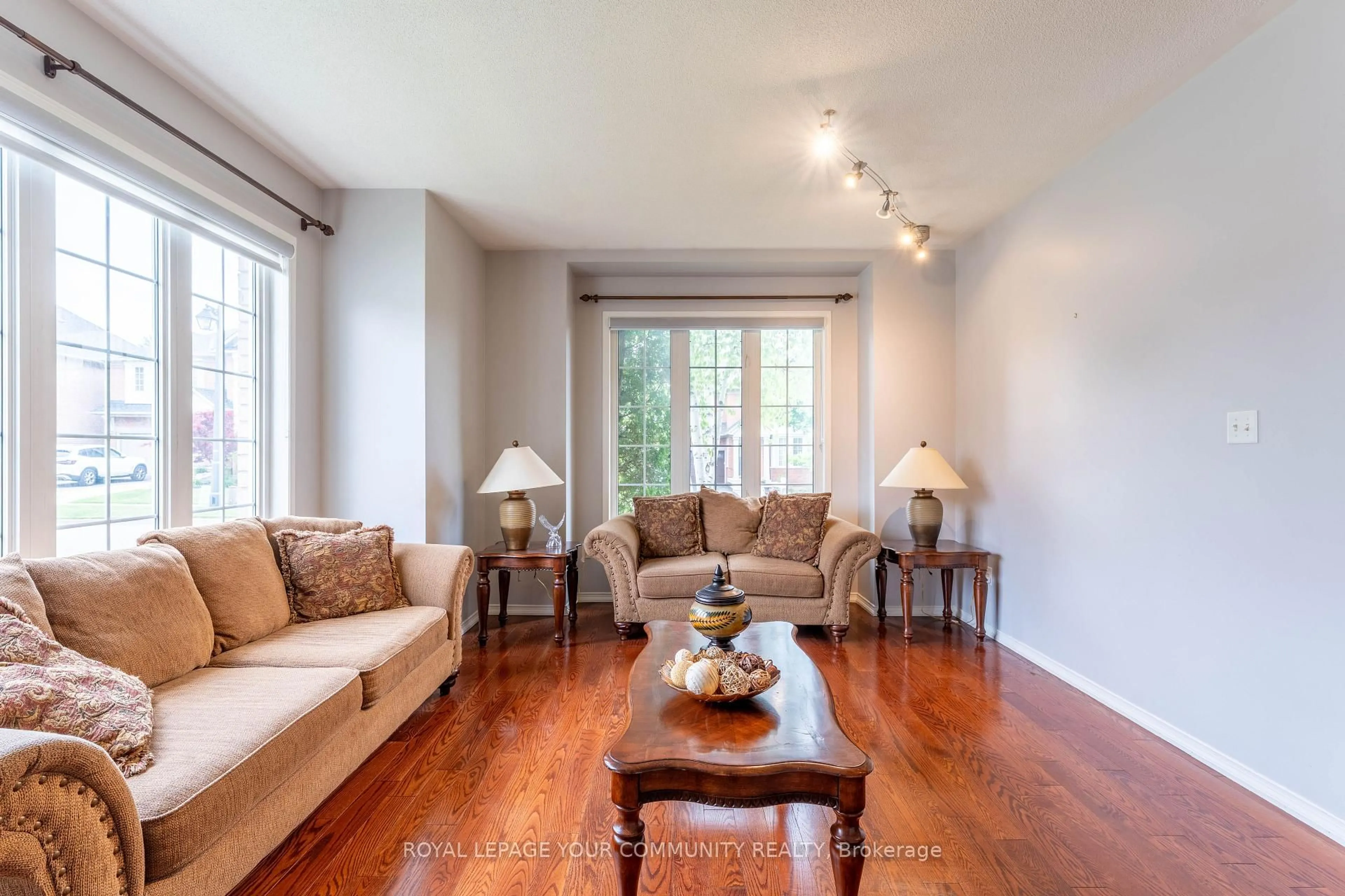 Living room with furniture, wood/laminate floor for 9 Glenis Gate, Richmond Hill Ontario L4E 4C4
