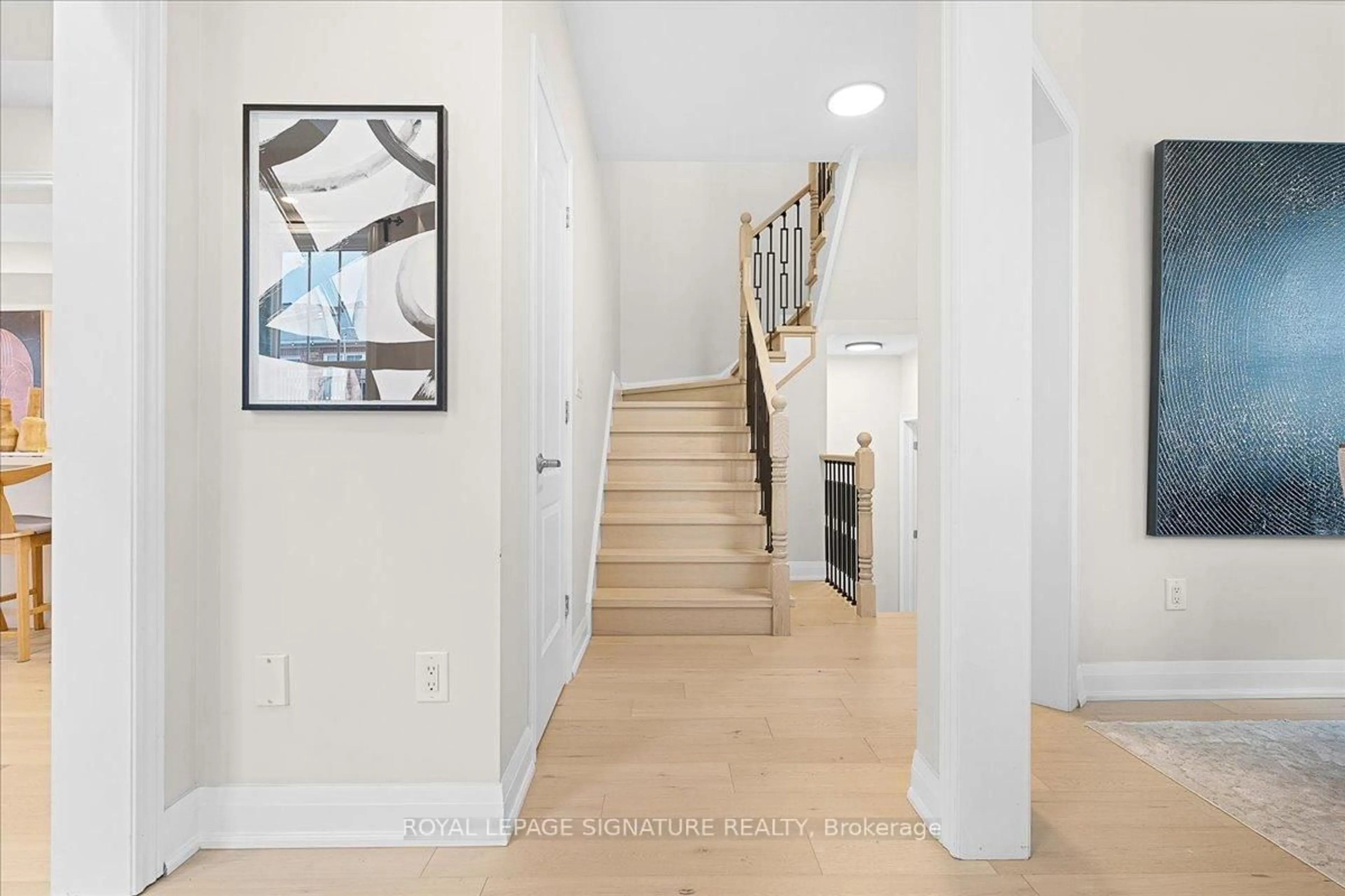 Indoor entryway for 466 Church St, Markham Ontario L6B 0V8