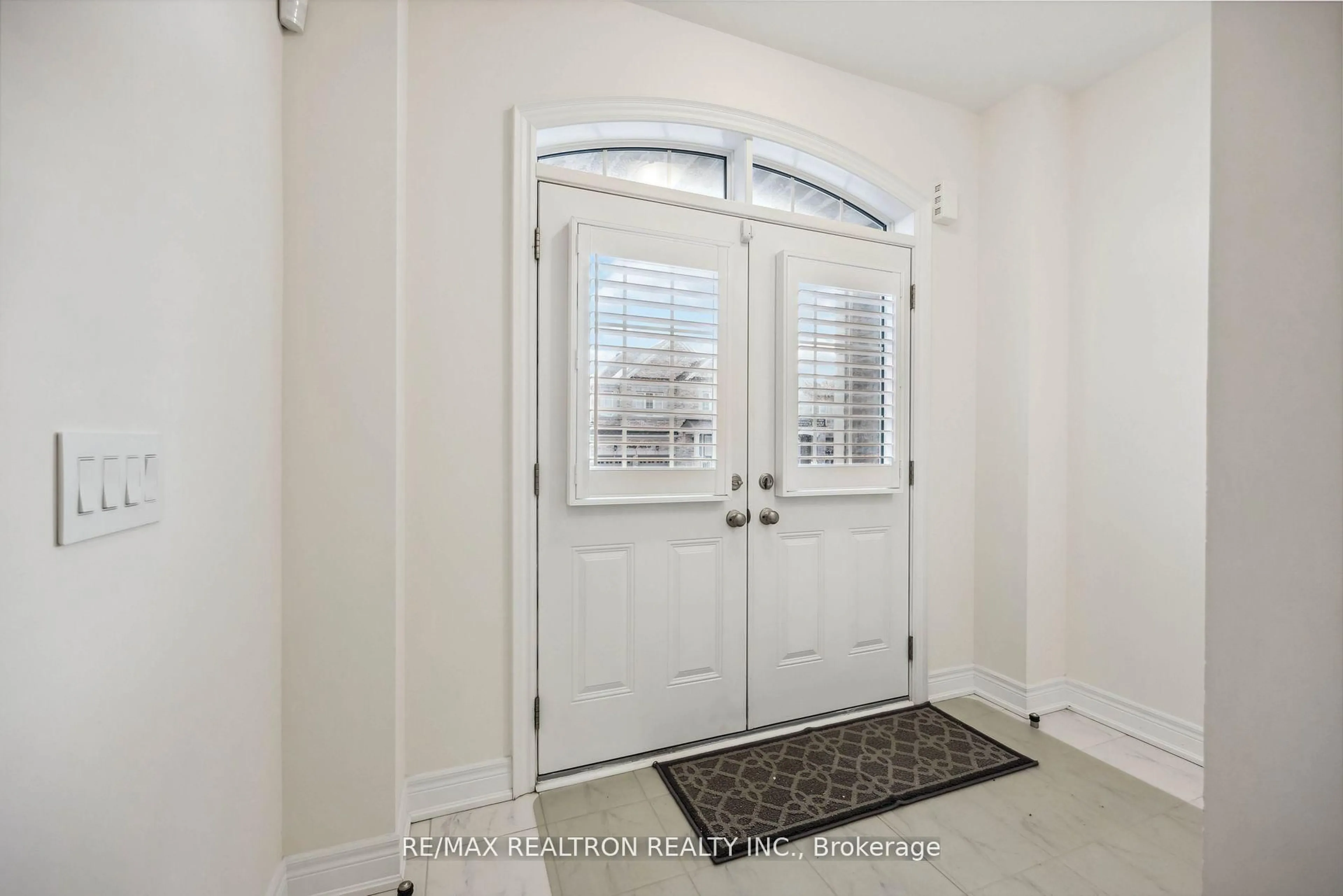 Indoor entryway for 14 Neilly Terr, Bradford West Gwillimbury Ontario L3Z 4L1