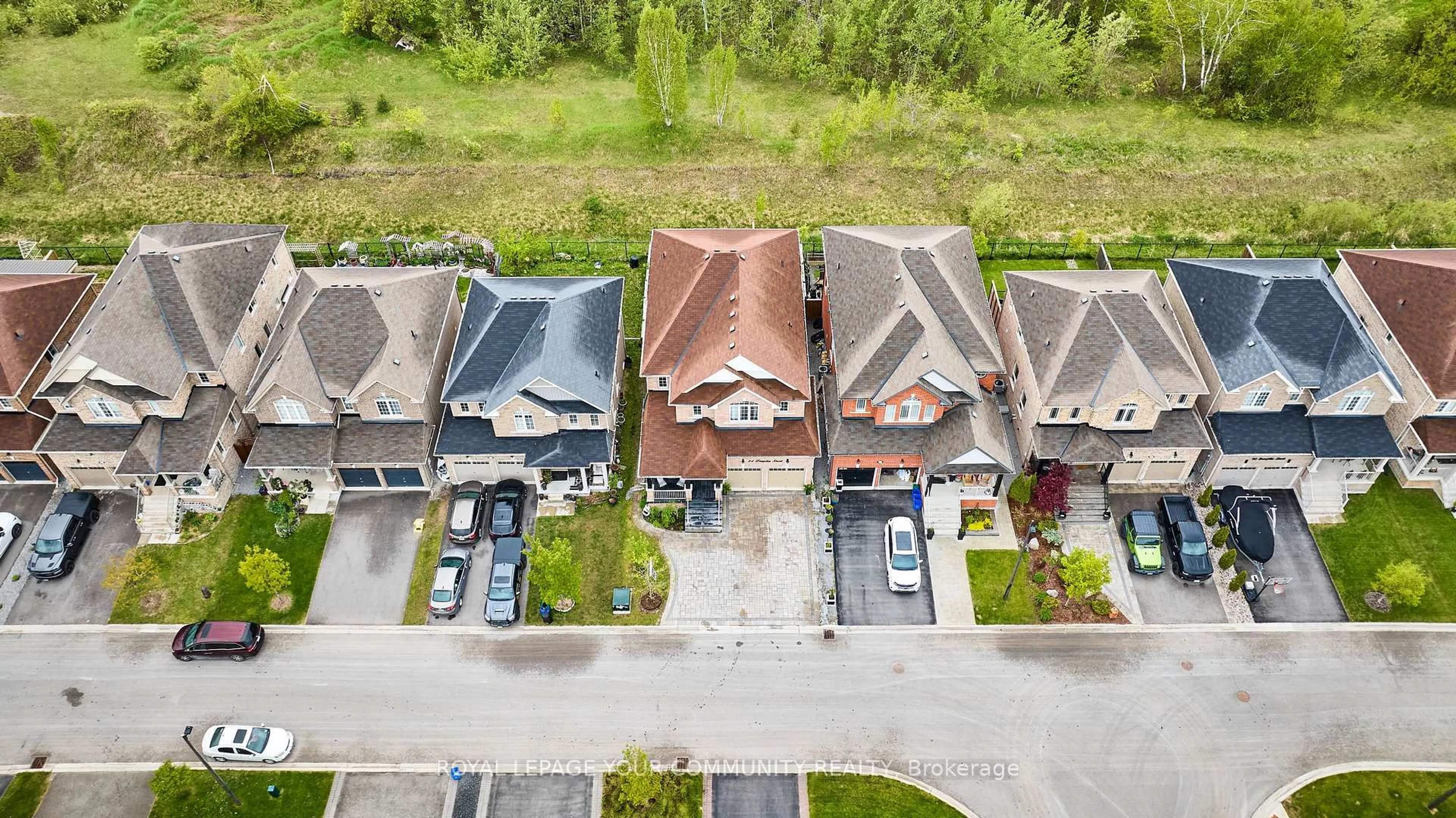 A pic from outside/outdoor area/front of a property/back of a property/a pic from drone, street for 84 Lampkin St, Georgina Ontario L0E 1R0