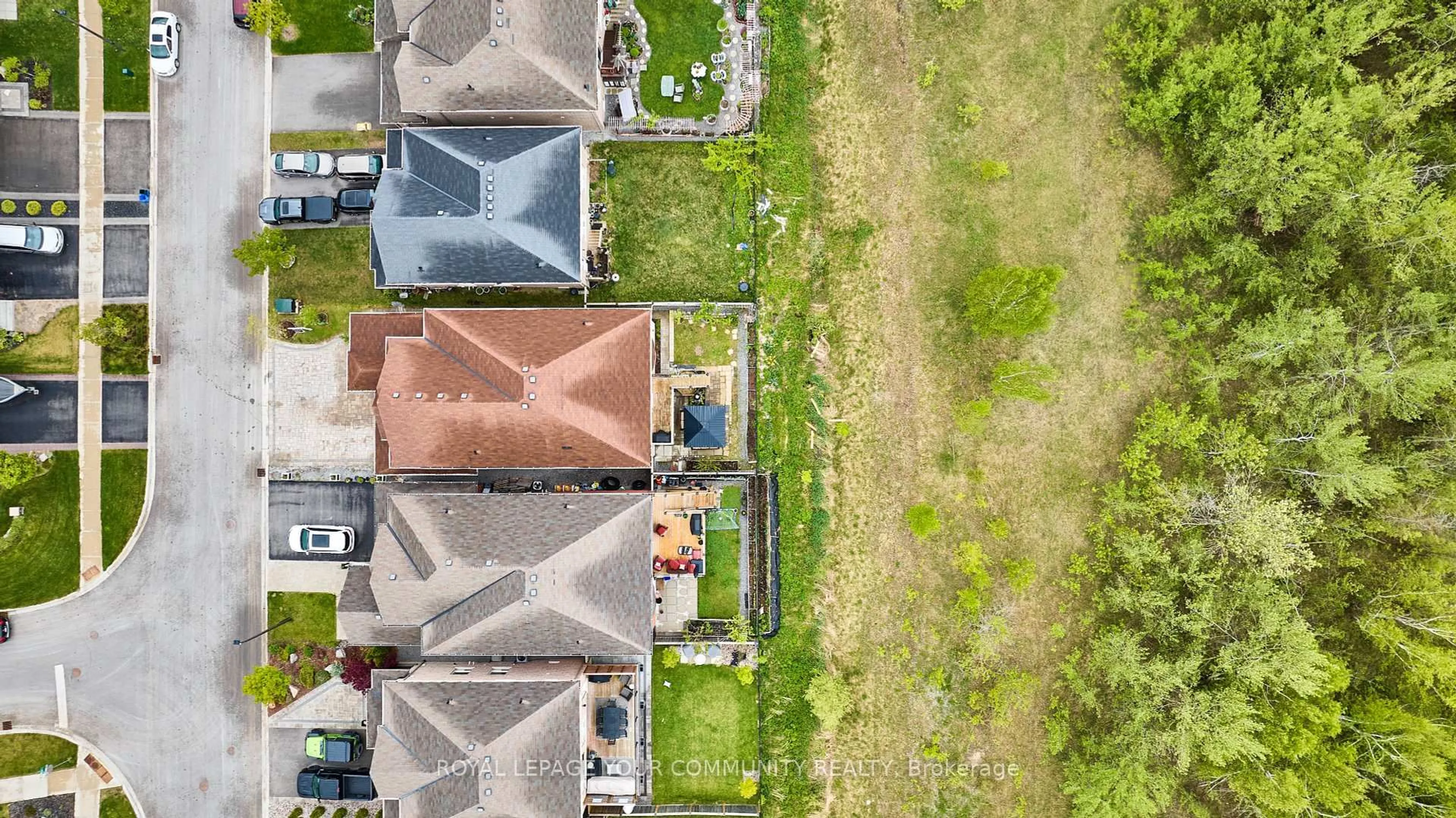 A pic from outside/outdoor area/front of a property/back of a property/a pic from drone, street for 84 Lampkin St, Georgina Ontario L0E 1R0