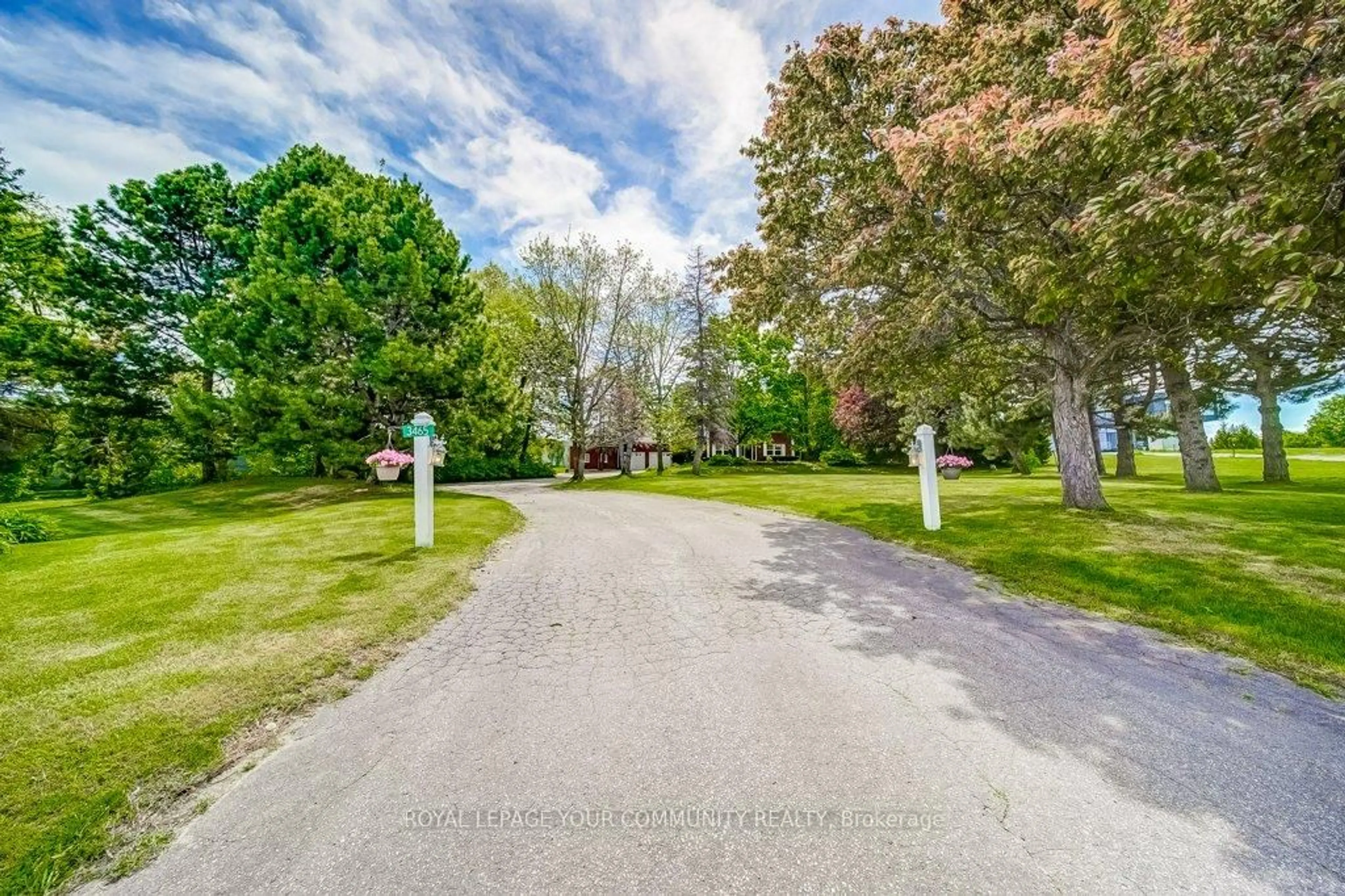 A pic from outside/outdoor area/front of a property/back of a property/a pic from drone, unknown for 3465 19th Sdrd, King Ontario L7B 0C7