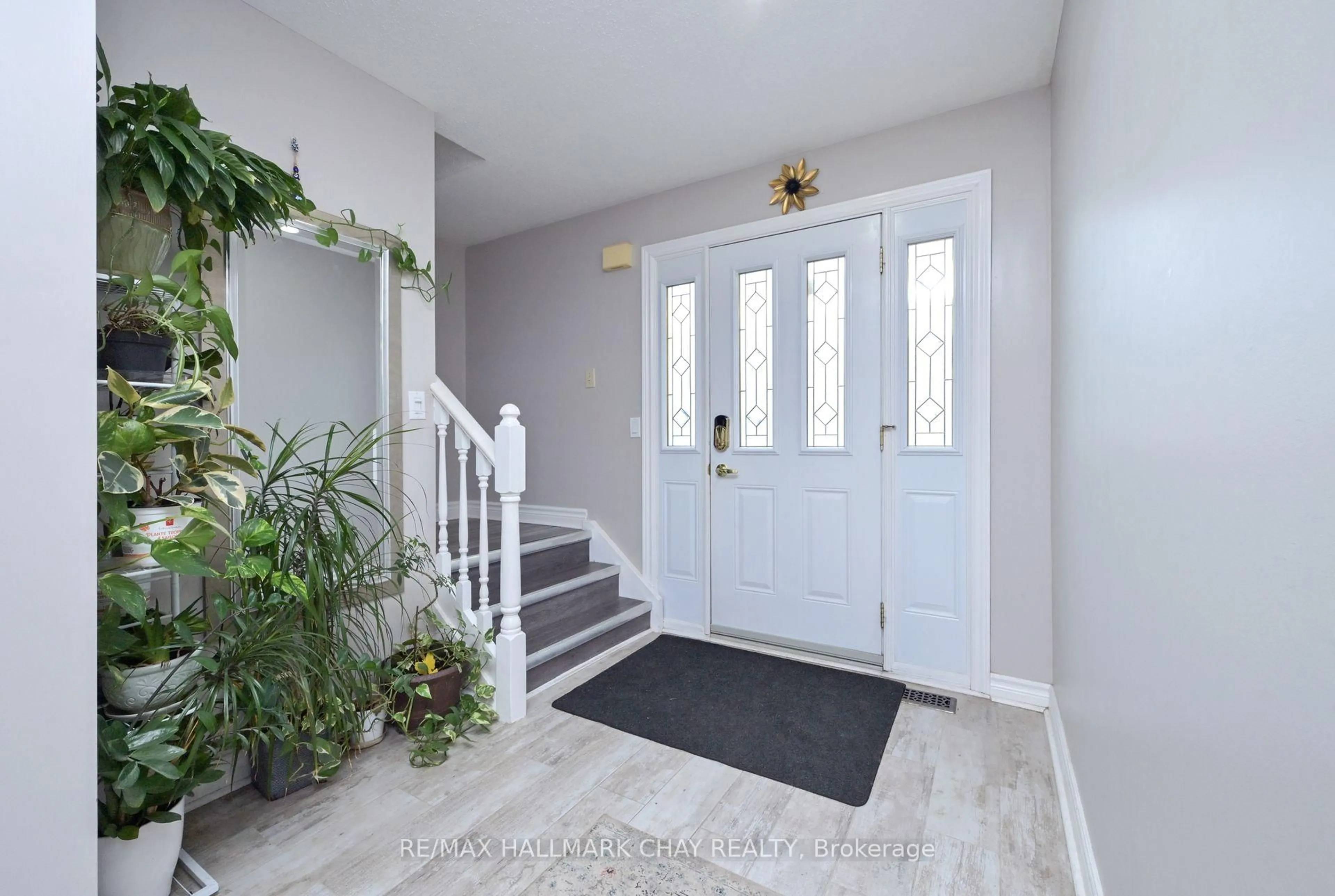 Indoor entryway for 54 Albert St, New Tecumseth Ontario L9R 1J4