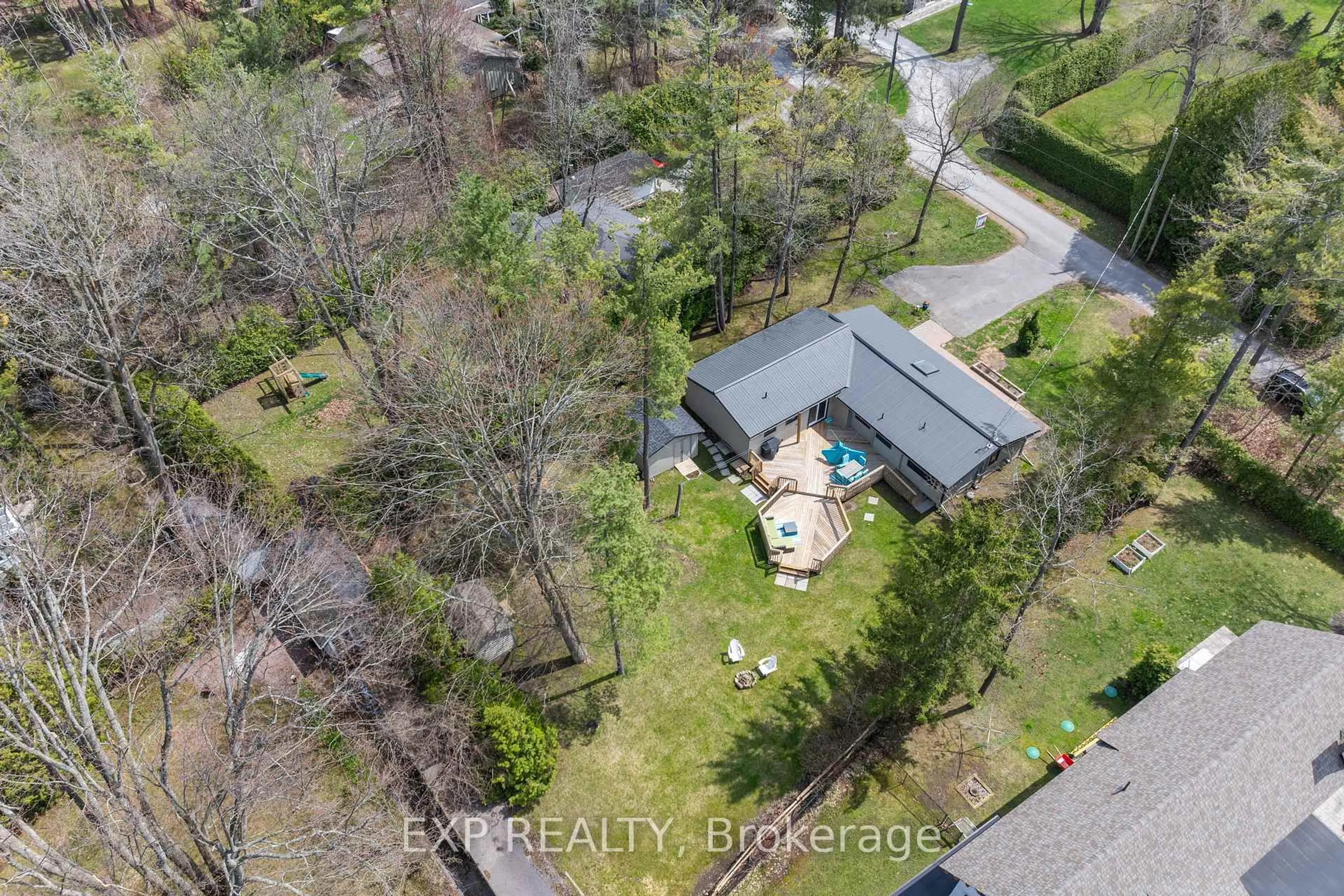 A pic from outside/outdoor area/front of a property/back of a property/a pic from drone, street for 10 Maplewood Lane, Georgina Ontario L0E 1R0