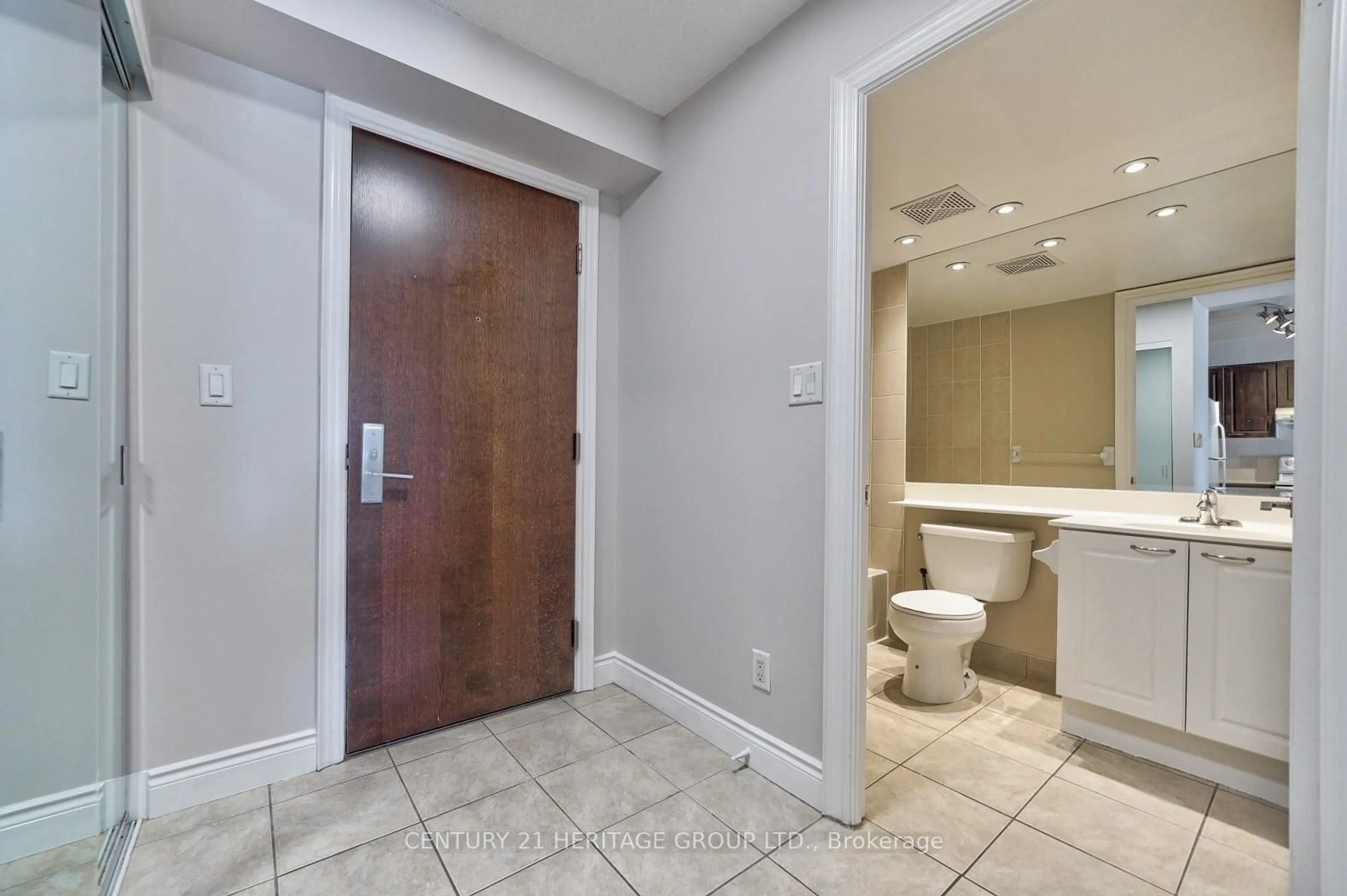 Standard bathroom, ceramic/tile floor for 88 TIMES Ave #509, Markham Ontario L3T 7Z4