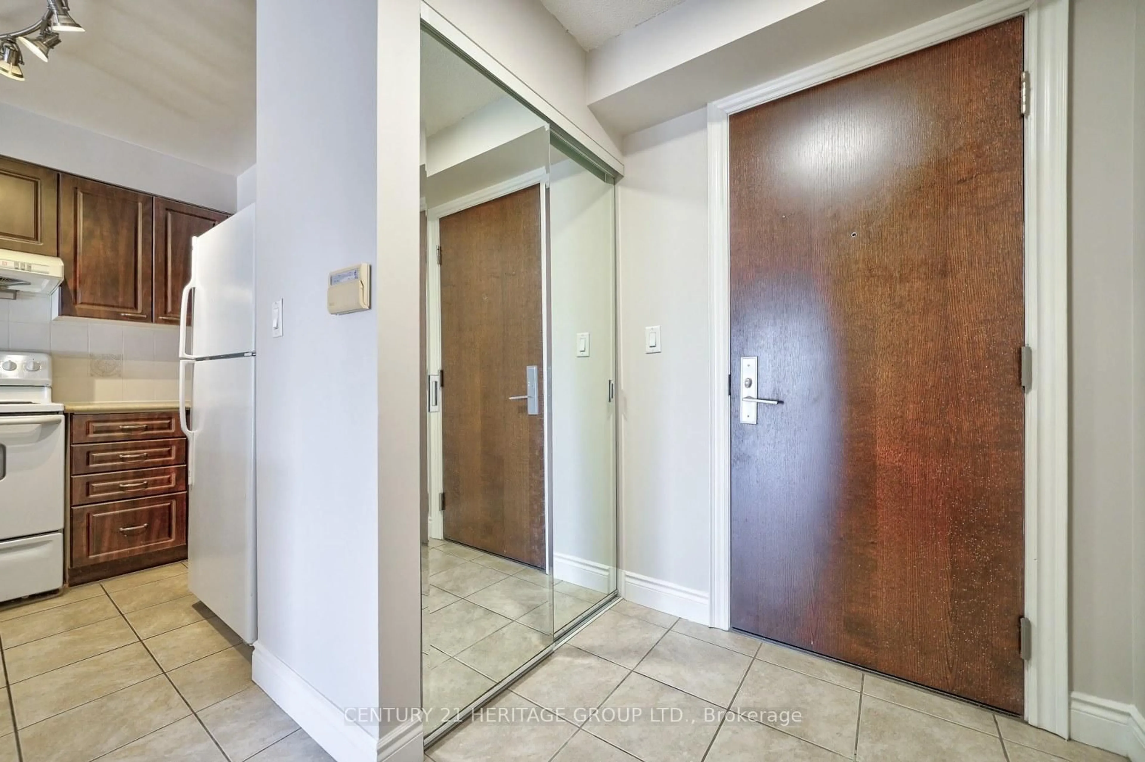 Indoor foyer for 88 TIMES Ave #509, Markham Ontario L3T 7Z4