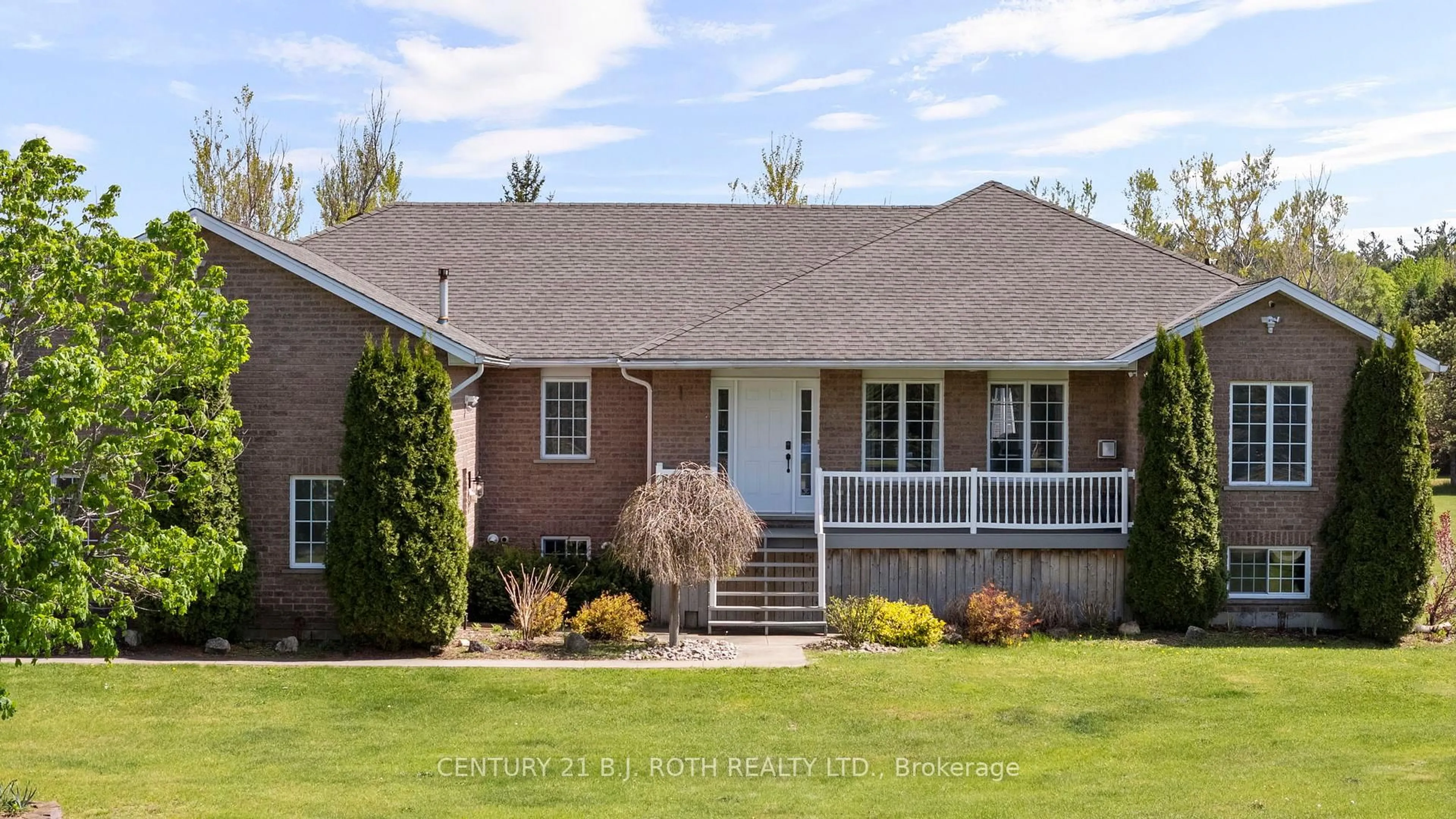 Home with vinyl exterior material, street for 4 PINEVIEW Tr, Essa Ontario L0M 1T0
