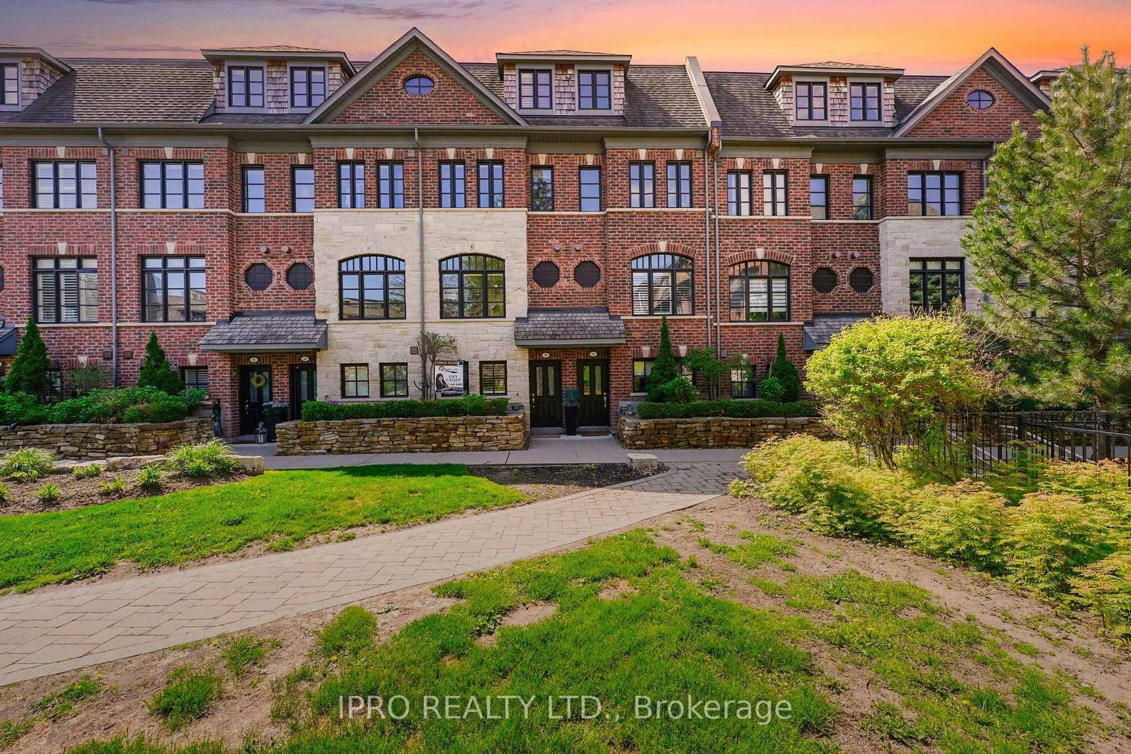 A pic from outside/outdoor area/front of a property/back of a property/a pic from drone, building for 16 Agar Lane #42, Vaughan Ontario L4L 0C5