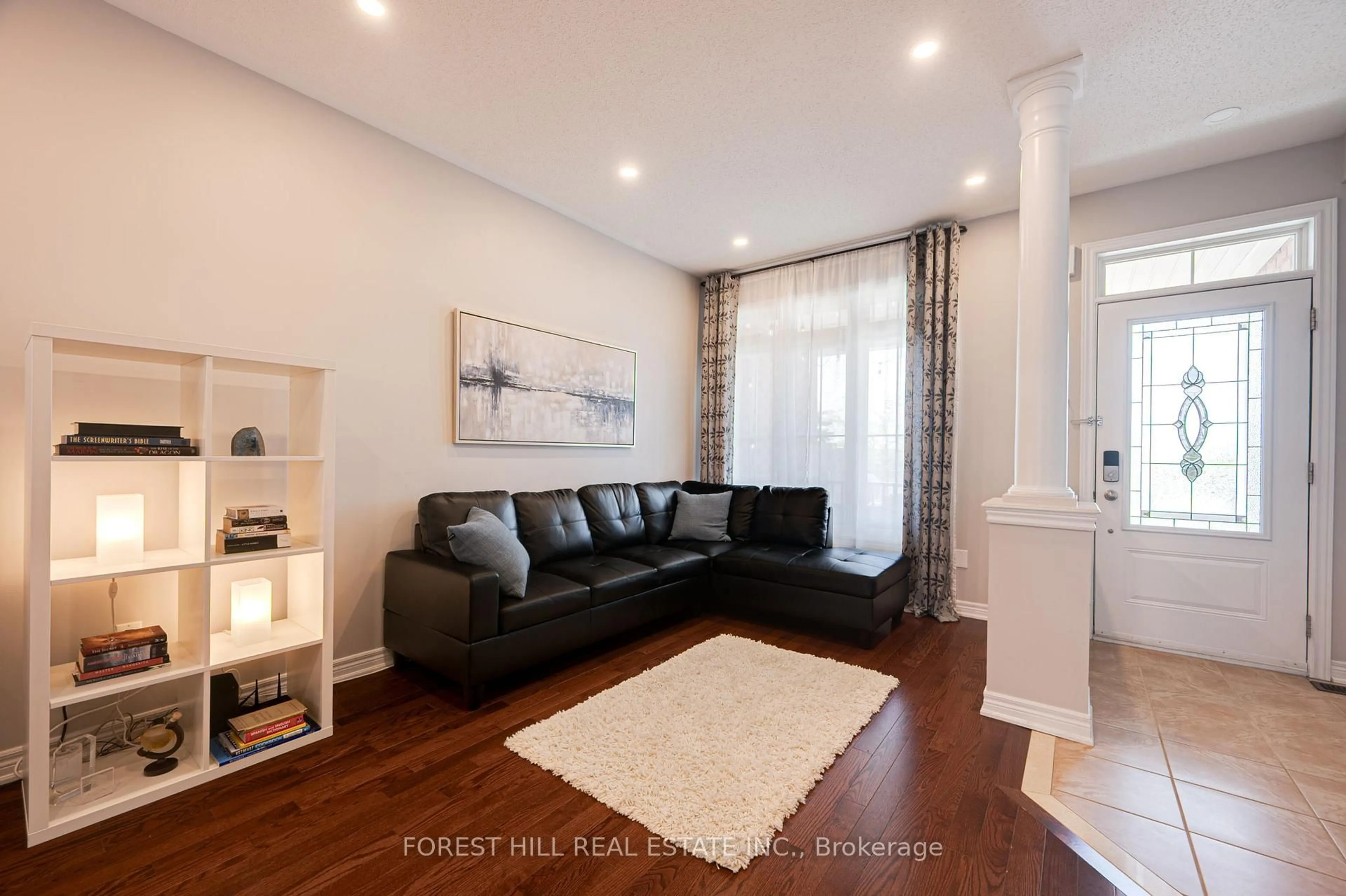 Living room with furniture, wood/laminate floor for 41 Pavlova Cres, Richmond Hill Ontario L4E 0V8