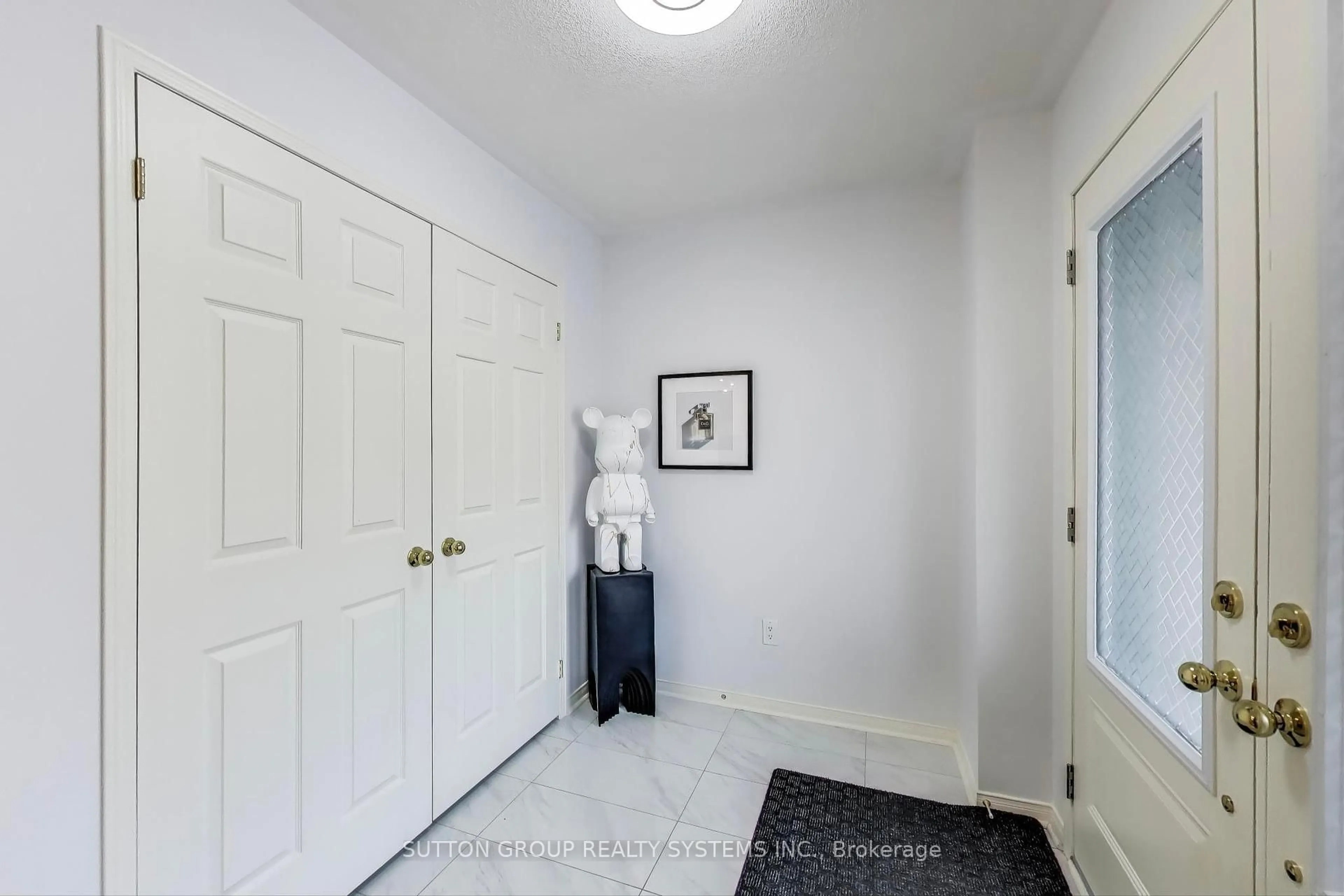 Indoor entryway for 71 William F Bell Pkwy, Richmond Hill Ontario L4S 0K1