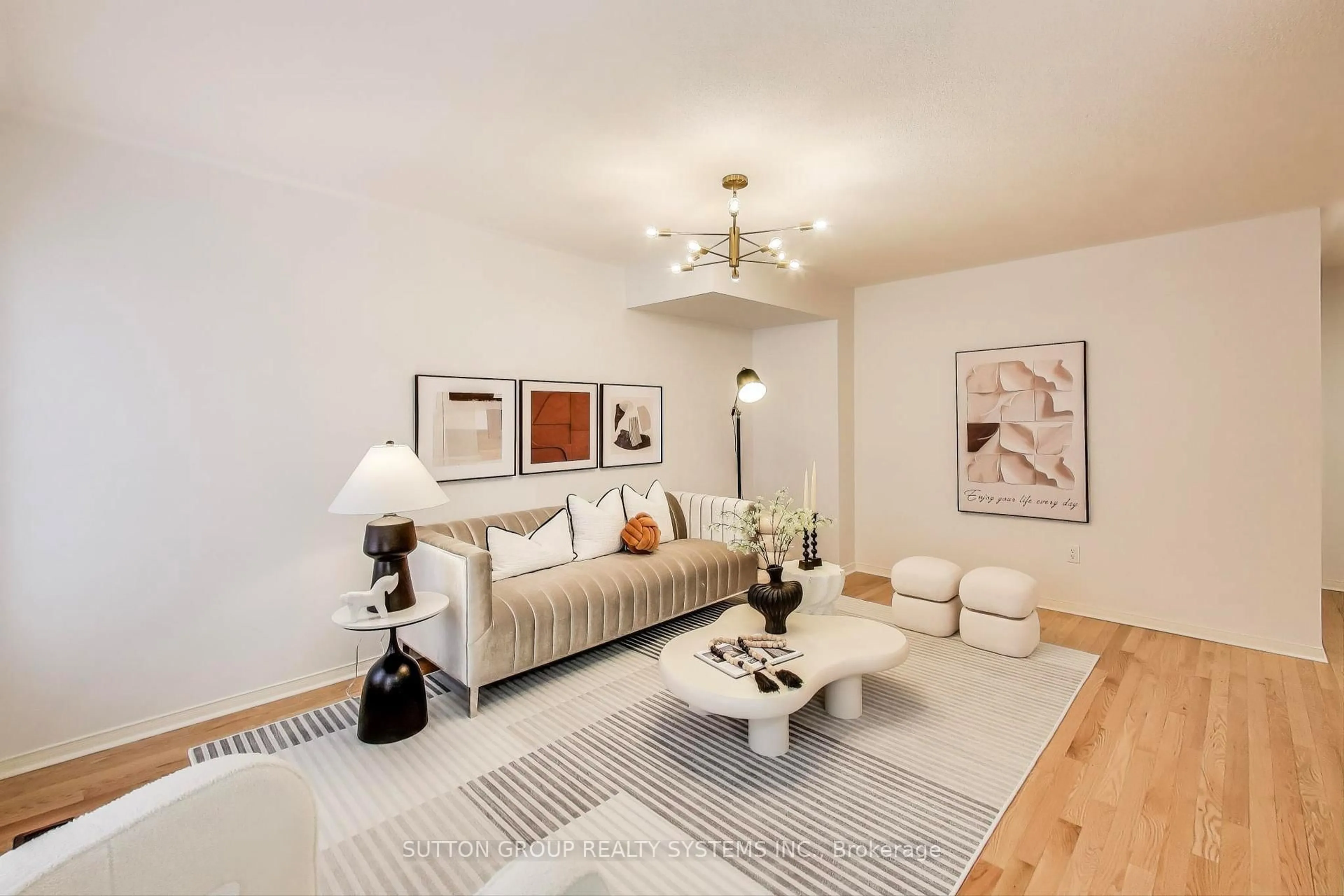 Living room with furniture, unknown for 71 William F Bell Pkwy, Richmond Hill Ontario L4S 0K1