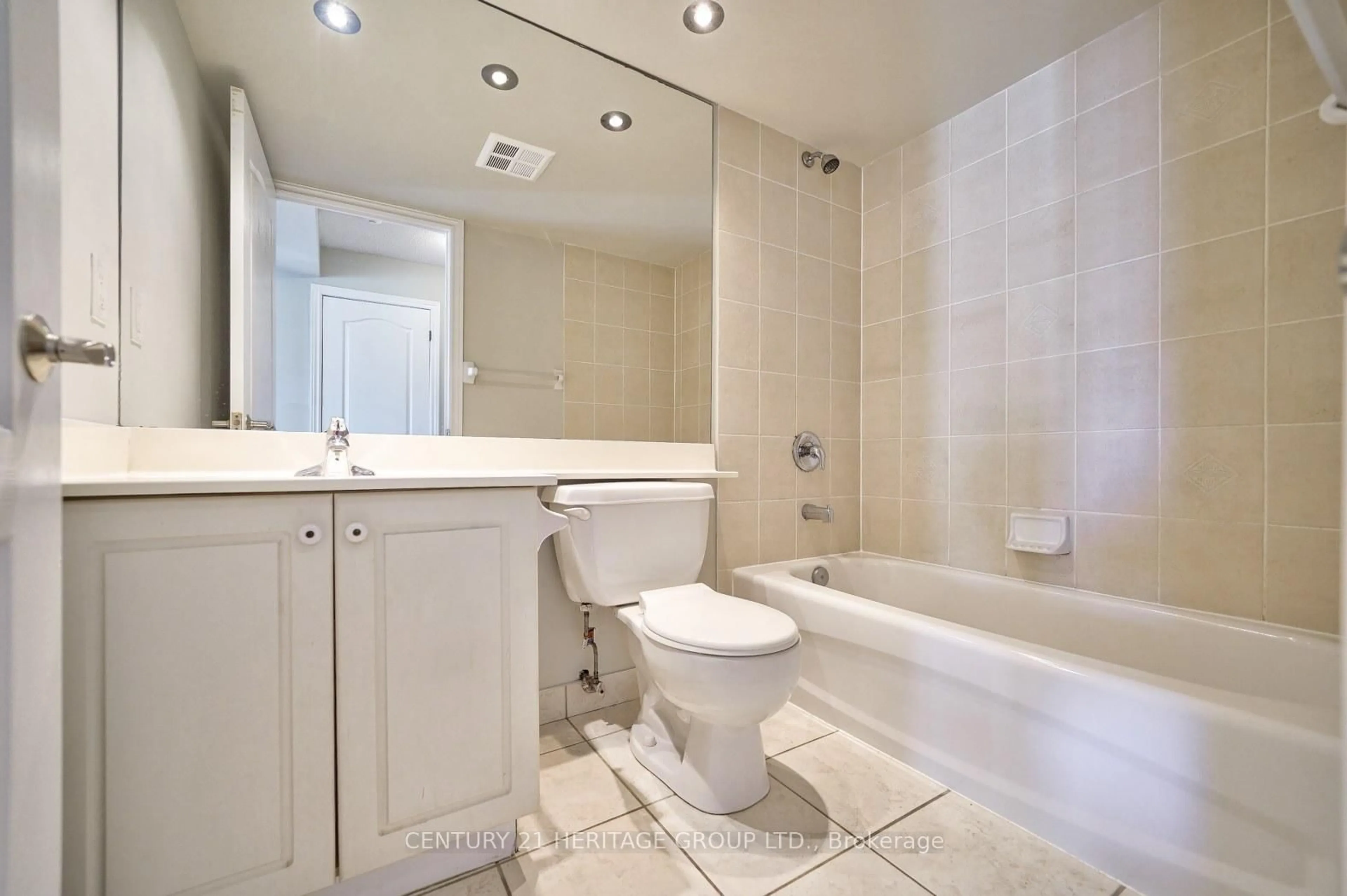 Standard bathroom, ceramic/tile floor for 62 Suncrest Blvd #703, Markham Ontario L3T 7Y6