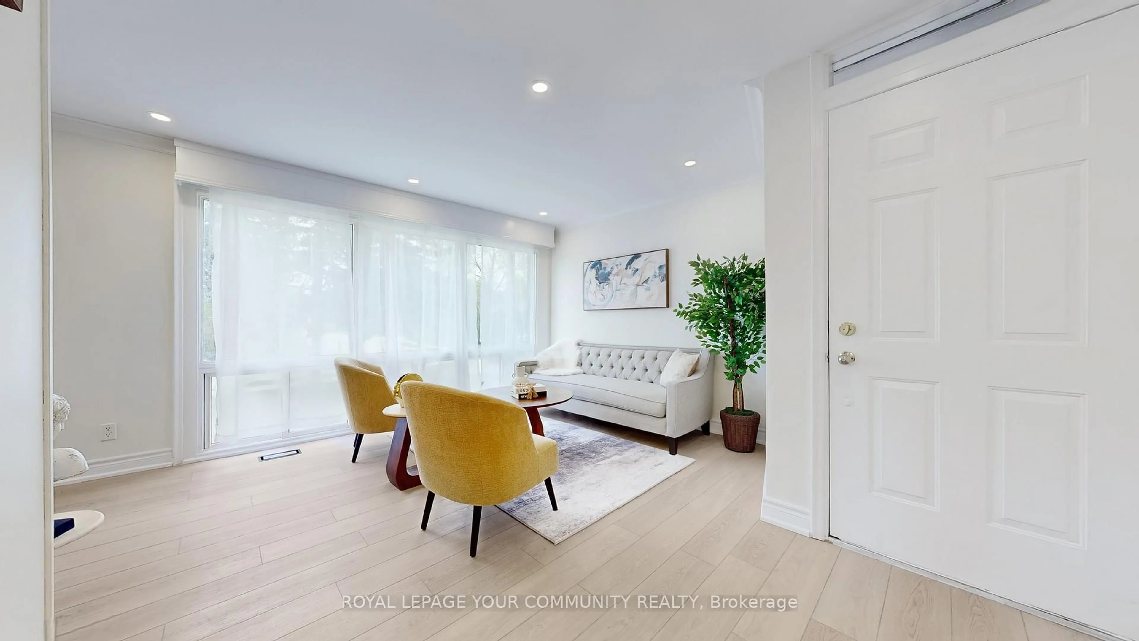Living room with furniture, unknown for 446 Lynett Cres, Richmond Hill Ontario L4C 2V7