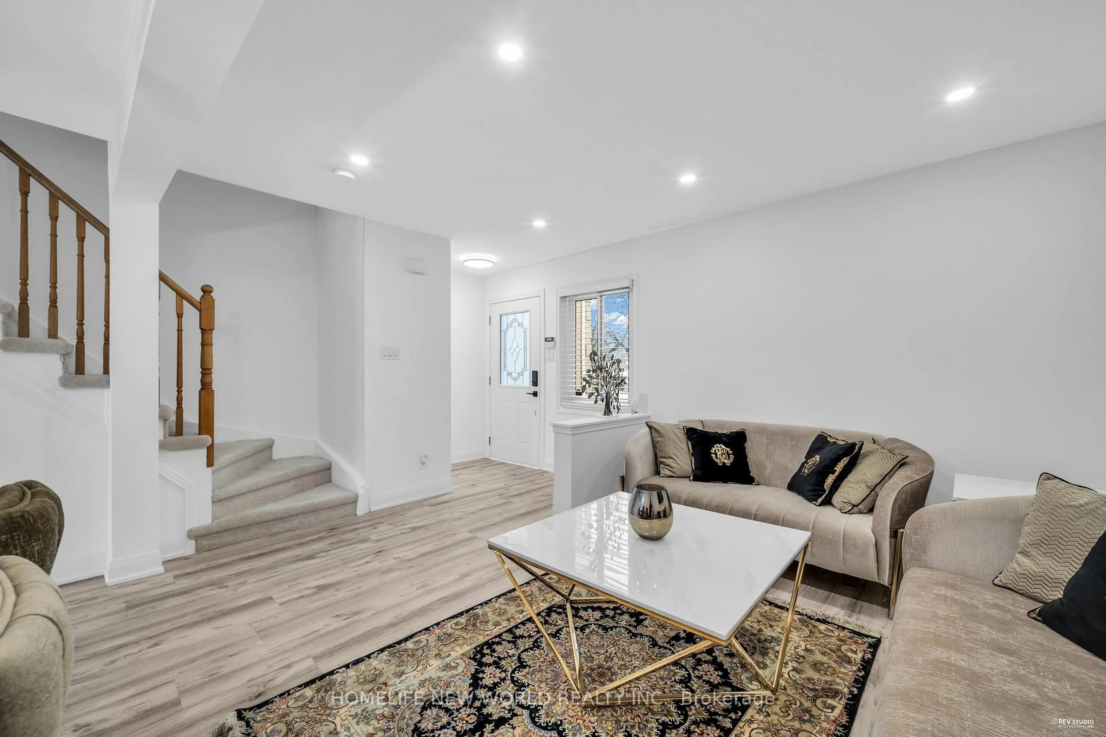Living room with furniture, unknown for 116 Sandfield Dr, Aurora Ontario L4G 6T3