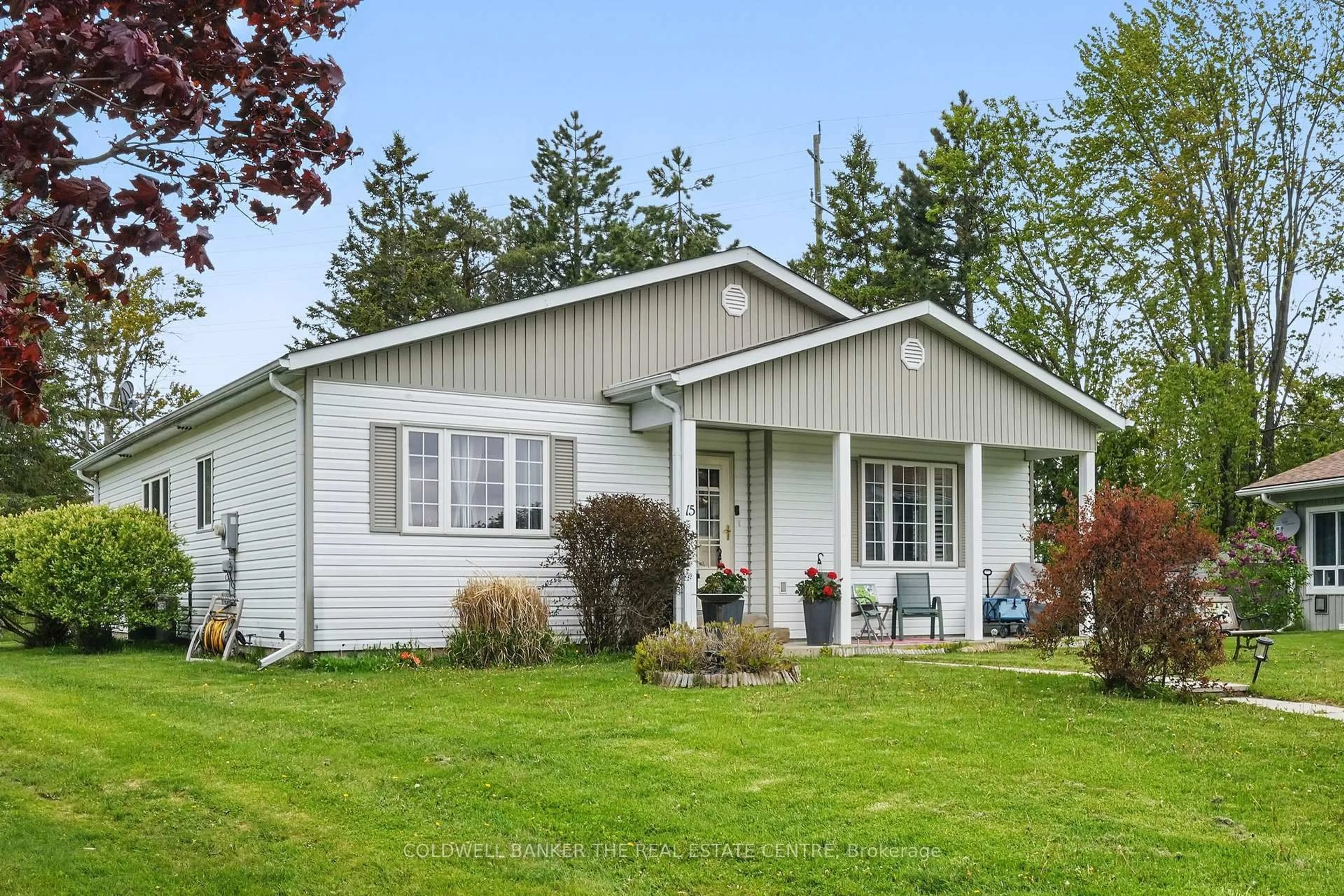 Home with vinyl exterior material, unknown for 15 Recreation Dr, Innisfil Ontario L9S 1N5
