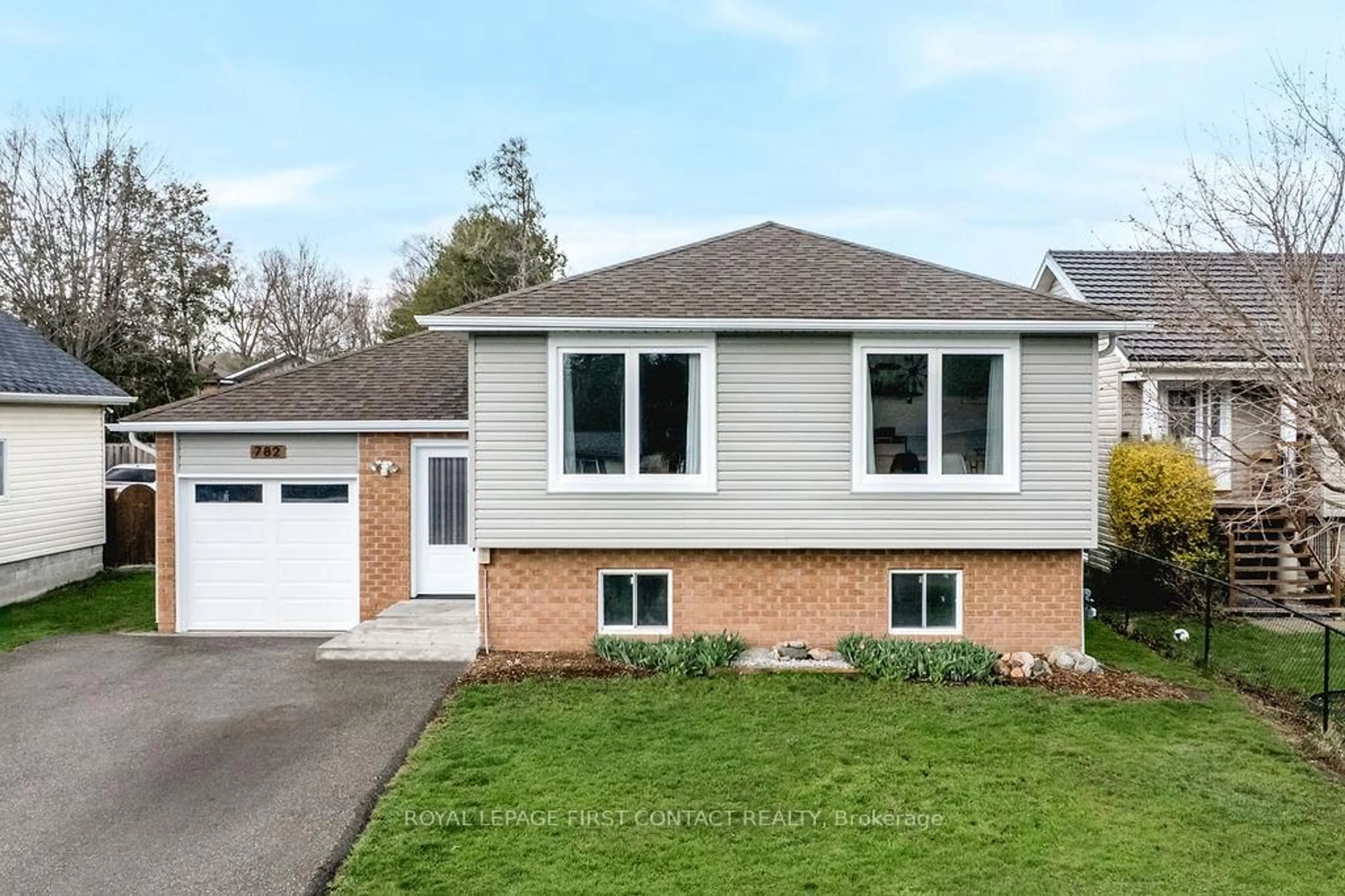 Home with vinyl exterior material, street for 782 Chestnut St, Innisfil Ontario L9S 2H9