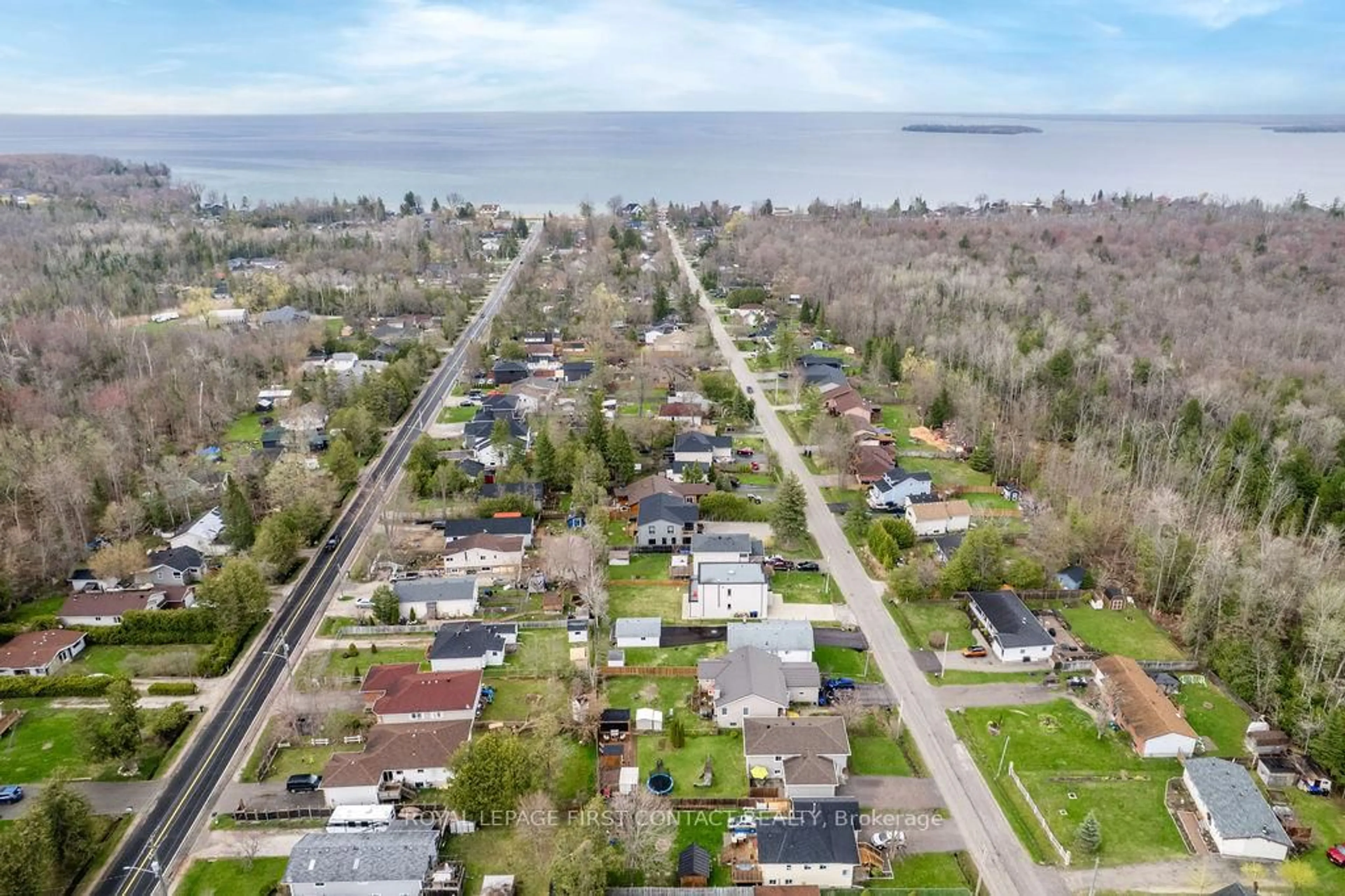 A pic from outside/outdoor area/front of a property/back of a property/a pic from drone, street for 782 Chestnut St, Innisfil Ontario L9S 2H9