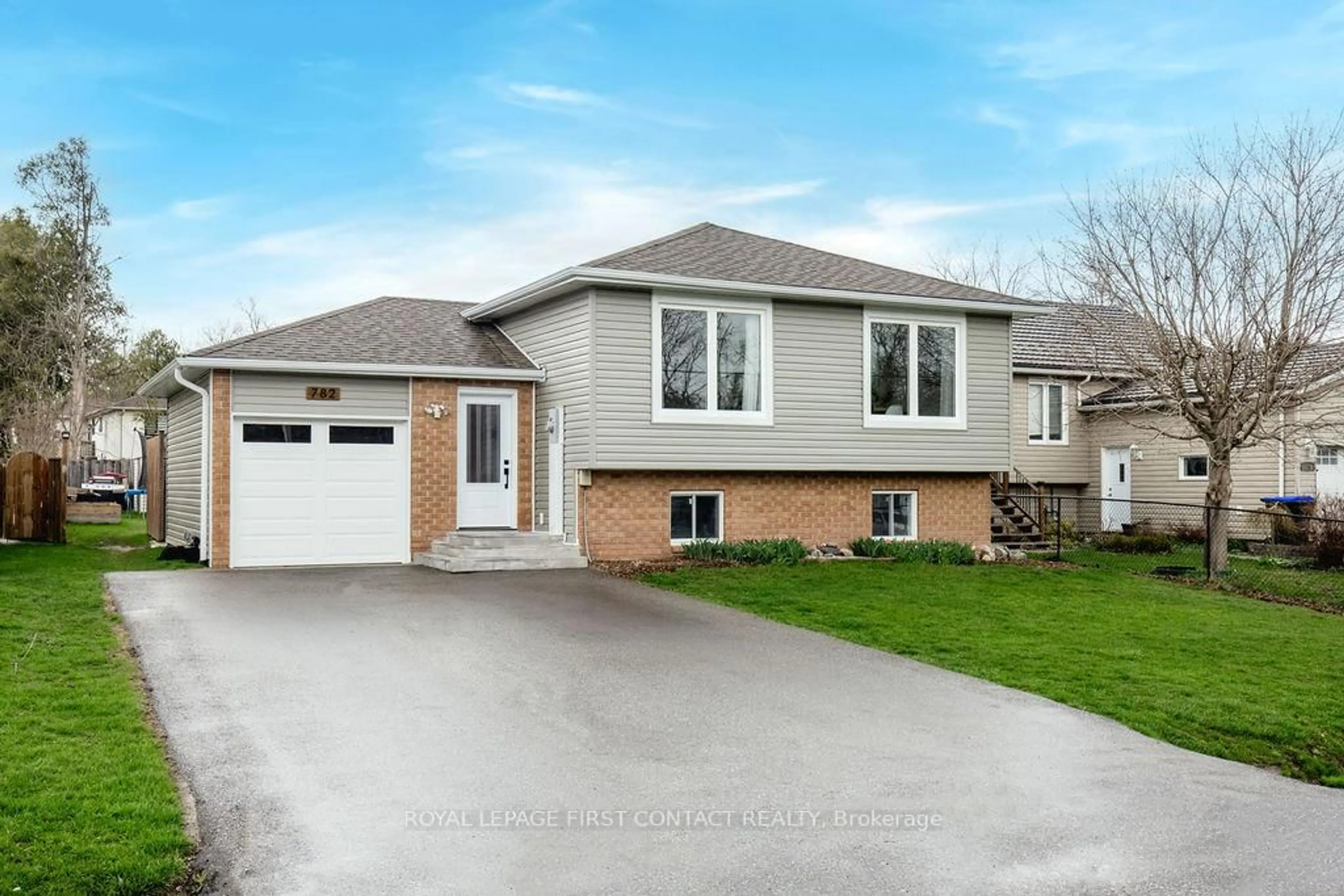 Home with vinyl exterior material, street for 782 Chestnut St, Innisfil Ontario L9S 2H9