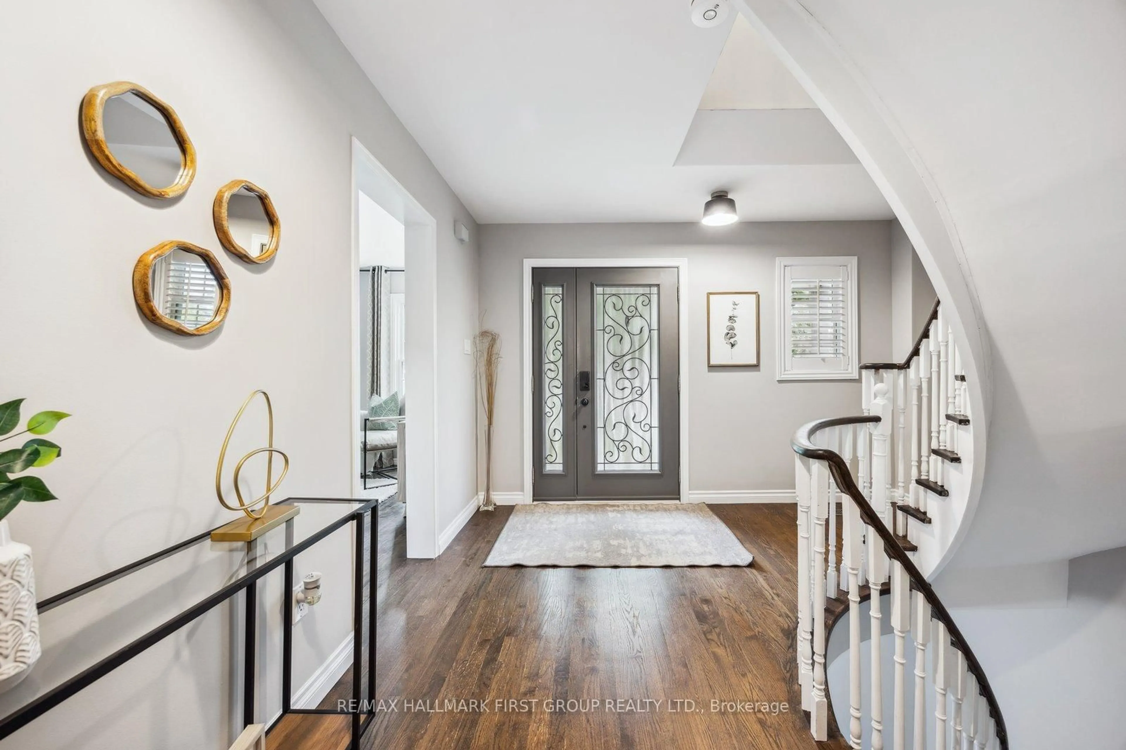 Indoor entryway for 40 Centre Rd, Uxbridge Ontario L9P 1A7