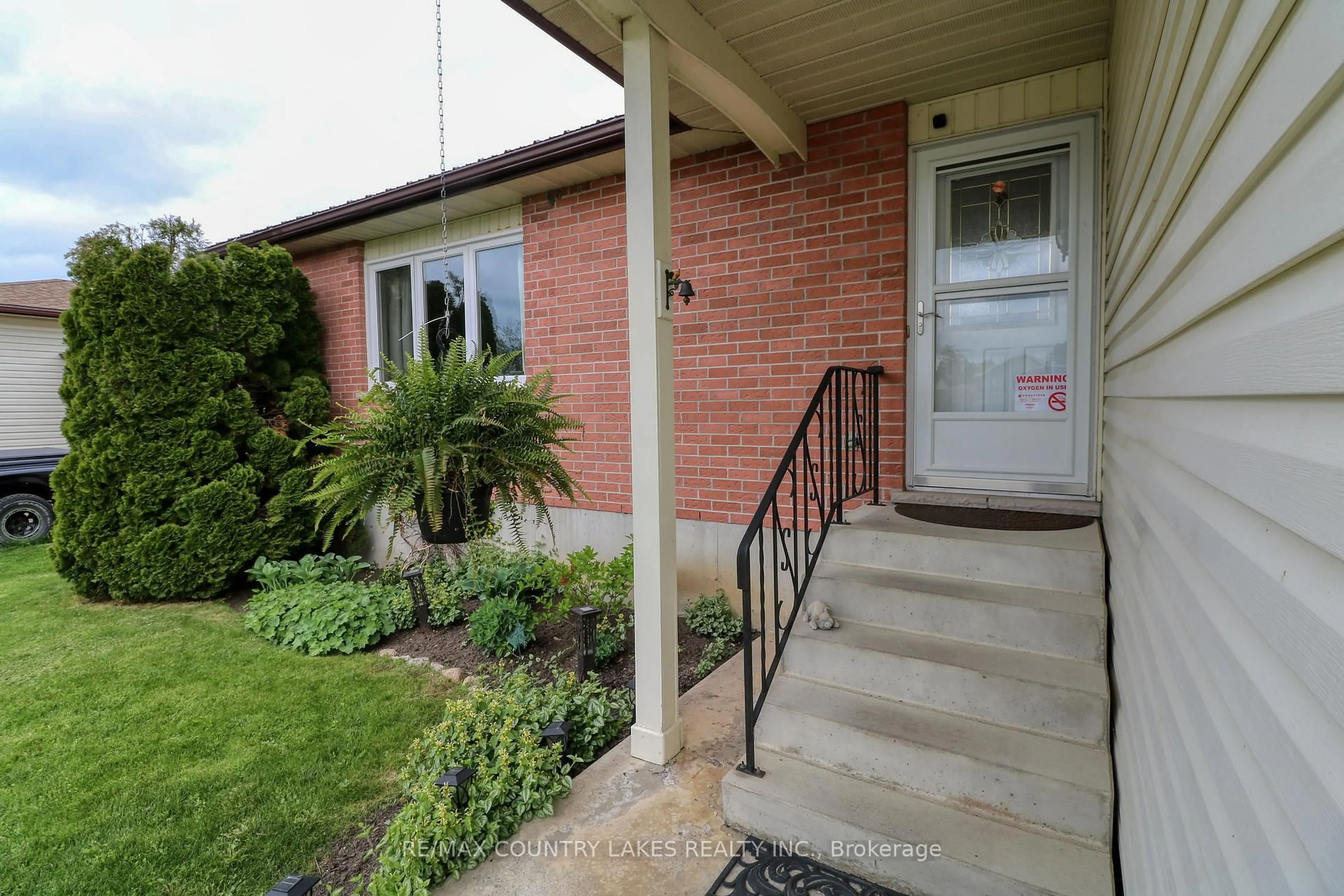 Indoor entryway for 86 Beechwood Ave, Brock Ontario L0K 1A0