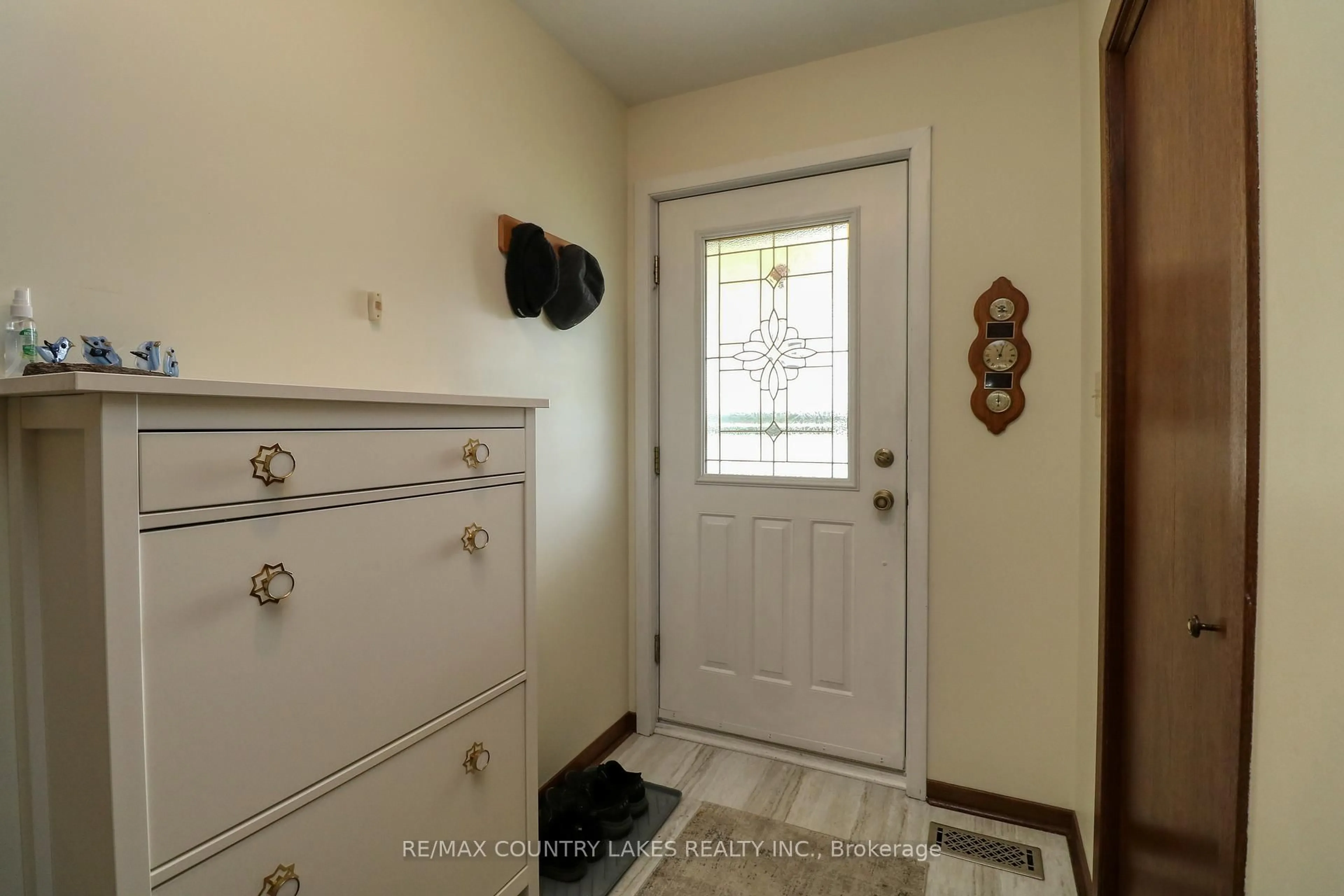 Indoor entryway for 86 Beechwood Ave, Brock Ontario L0K 1A0