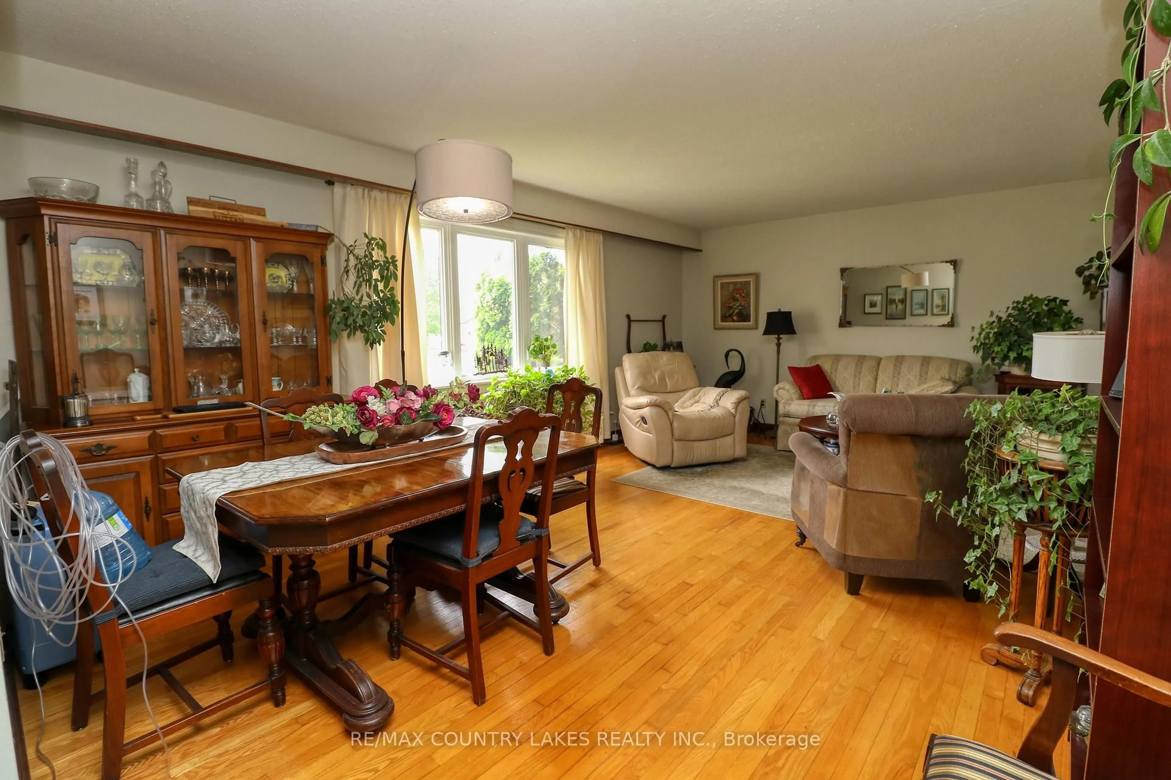Dining room, wood/laminate floor for 86 Beechwood Ave, Brock Ontario L0K 1A0