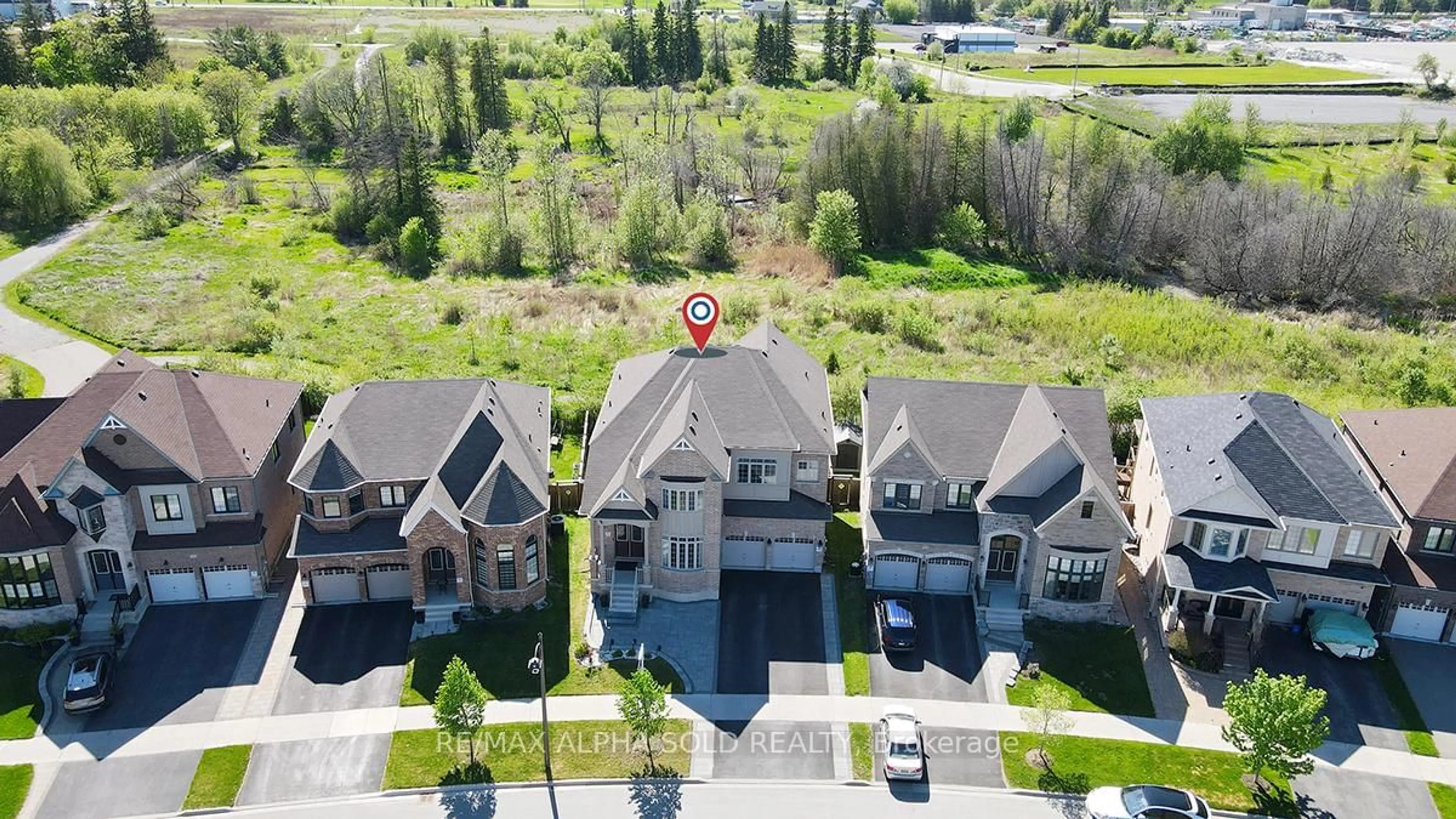 A pic from outside/outdoor area/front of a property/back of a property/a pic from drone, street for 263 Baker Hill Blvd, Whitchurch-Stouffville Ontario L4A 4P8