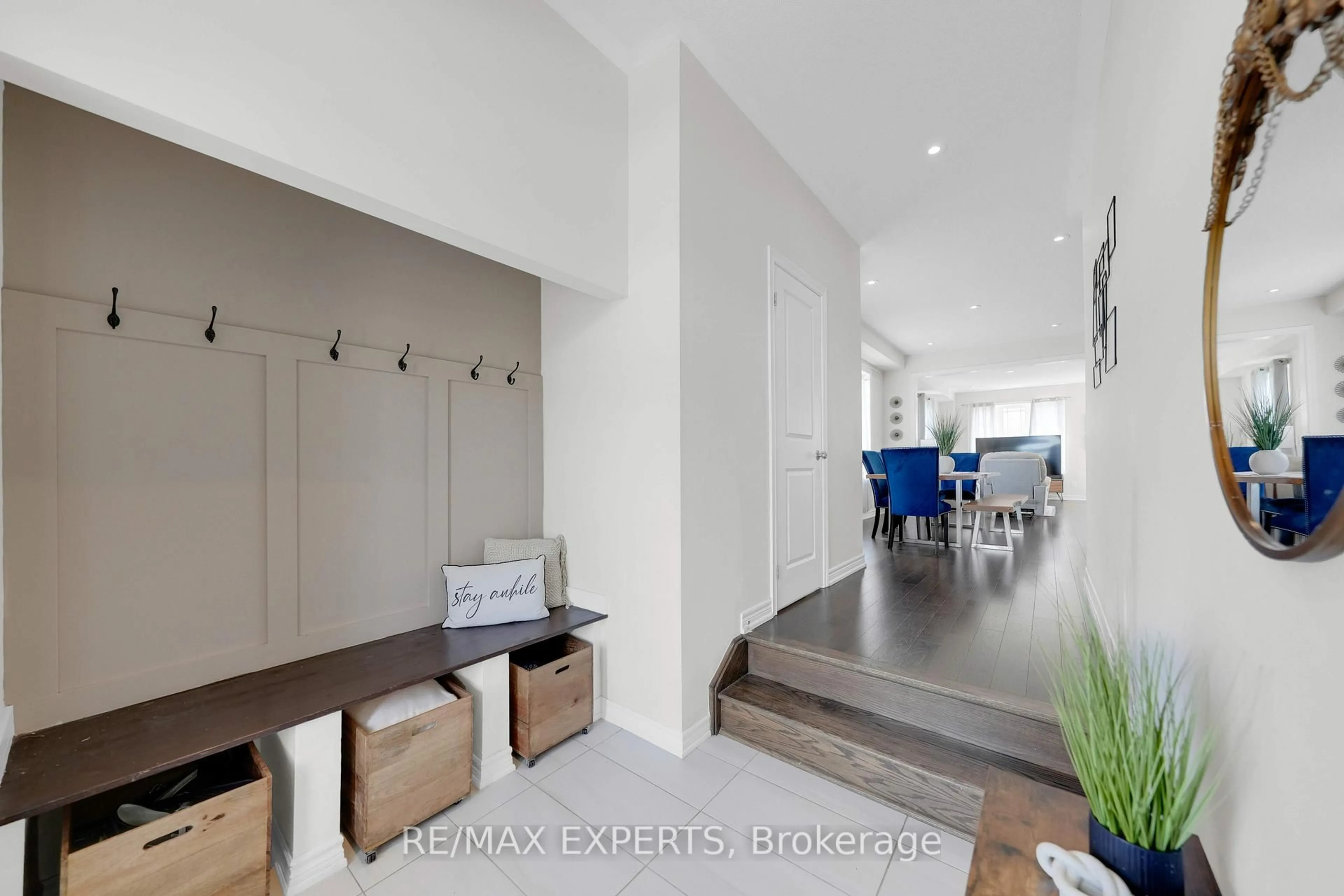 Indoor entryway for 1 Clifford Cres, New Tecumseth Ontario L0G 1W0