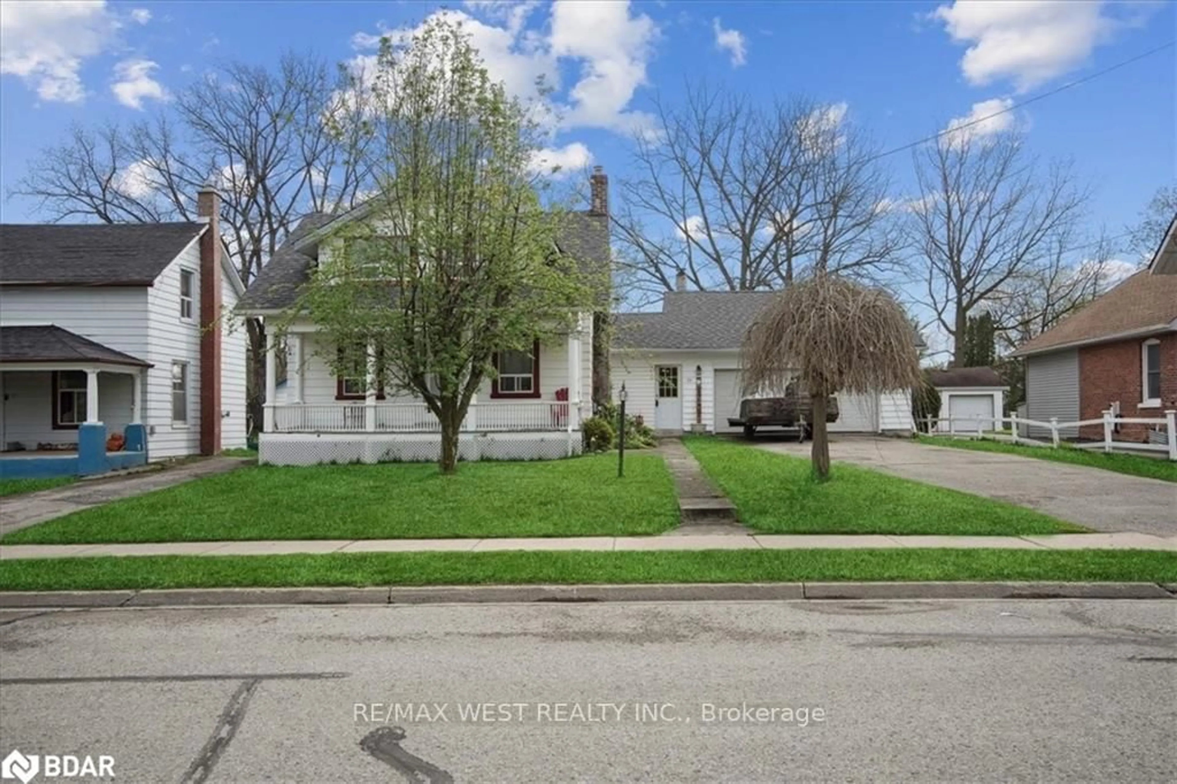 A pic from outside/outdoor area/front of a property/back of a property/a pic from drone, street for 55 River St, Georgina Ontario L0E 1R0