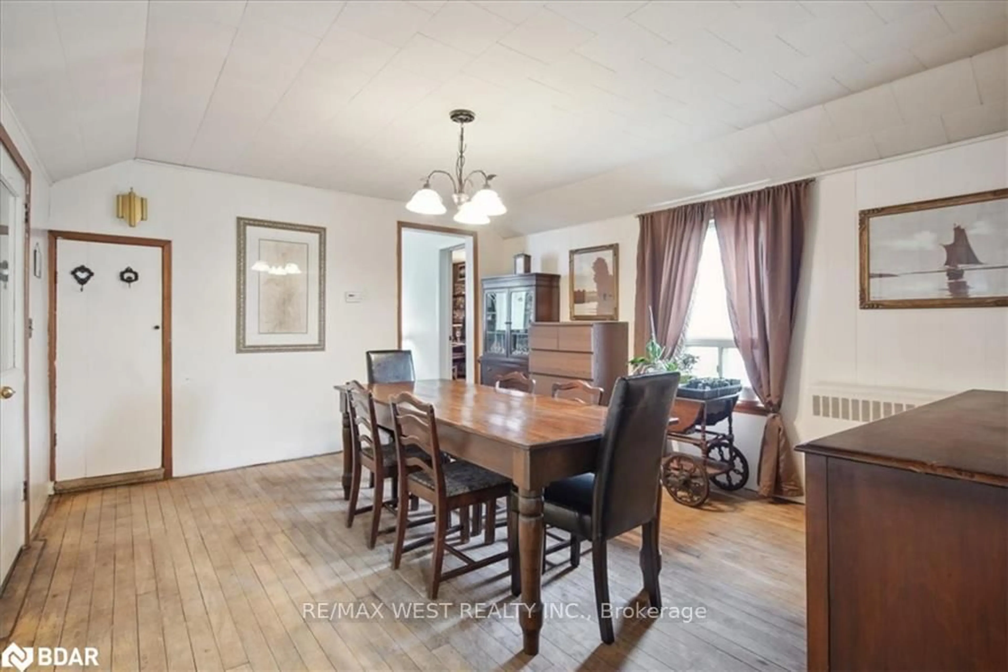Dining room, wood/laminate floor for 55 River St, Georgina Ontario L0E 1R0