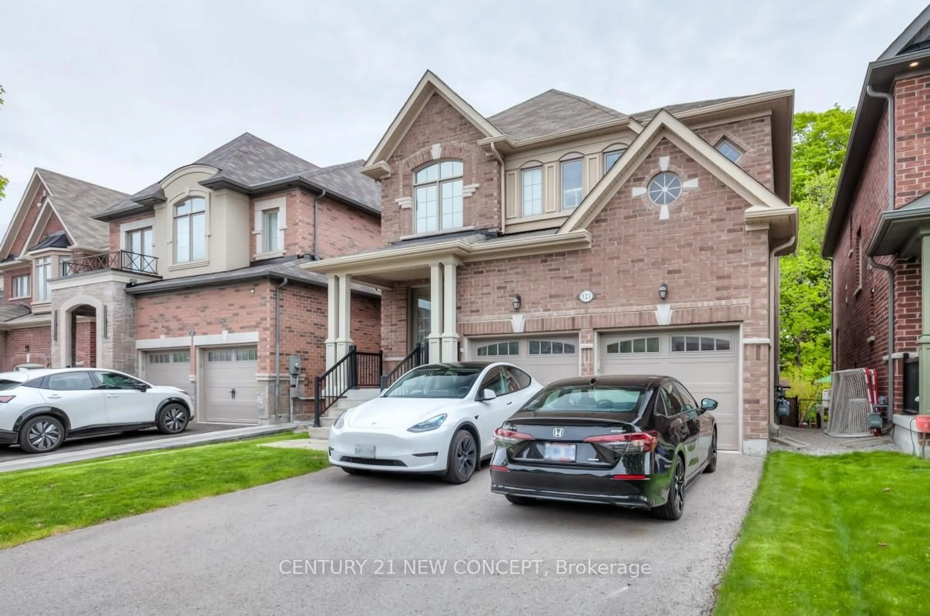 Home with brick exterior material, street for 521 McGregor Farm Tr, Newmarket Ontario L3X 0H7