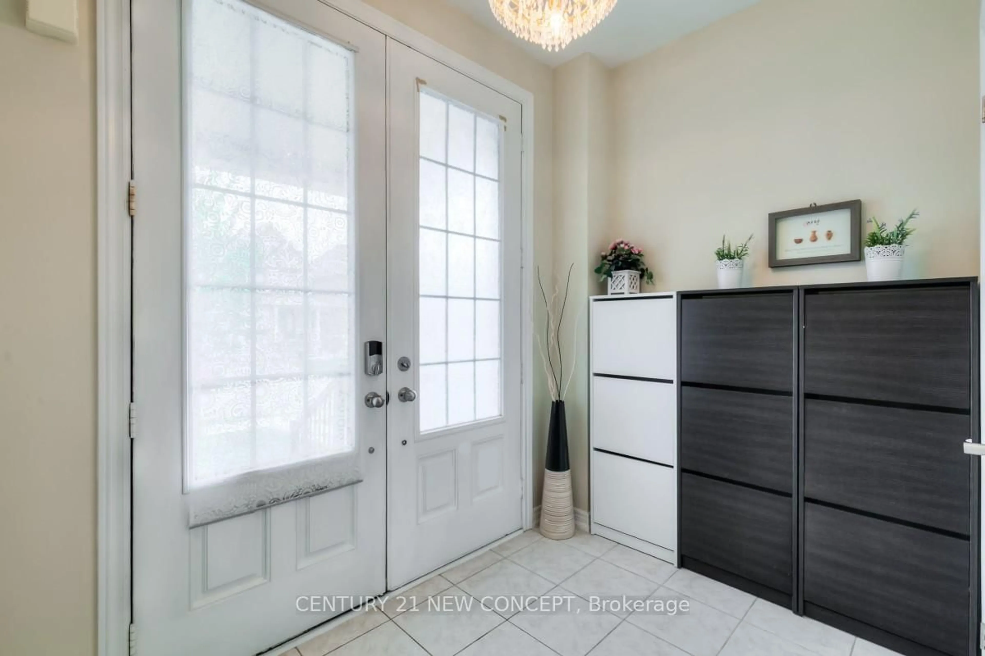 Indoor entryway for 521 McGregor Farm Tr, Newmarket Ontario L3X 0H7