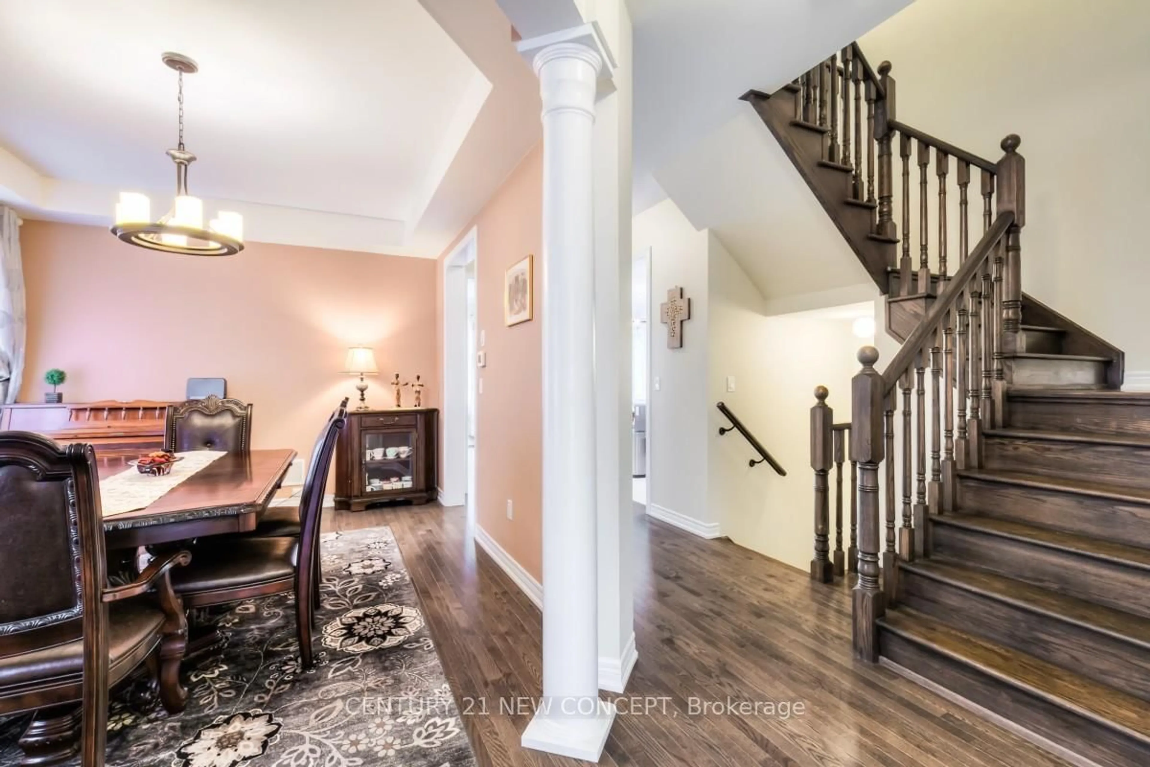 Indoor entryway for 521 McGregor Farm Tr, Newmarket Ontario L3X 0H7