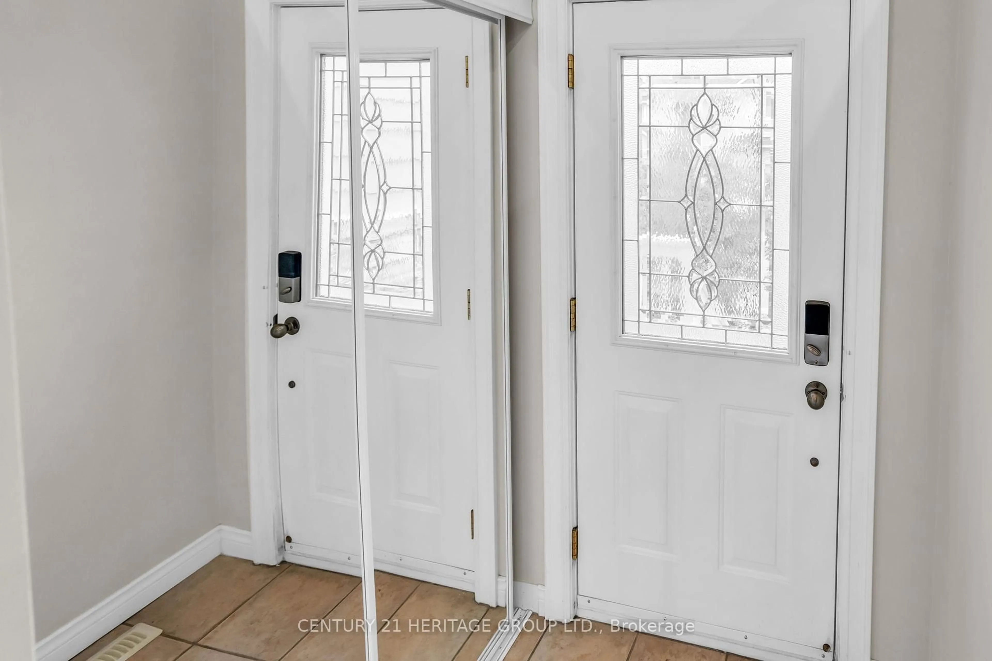 Indoor entryway for 1056 On Bogart Circ #66, Newmarket Ontario L3Y 8T4