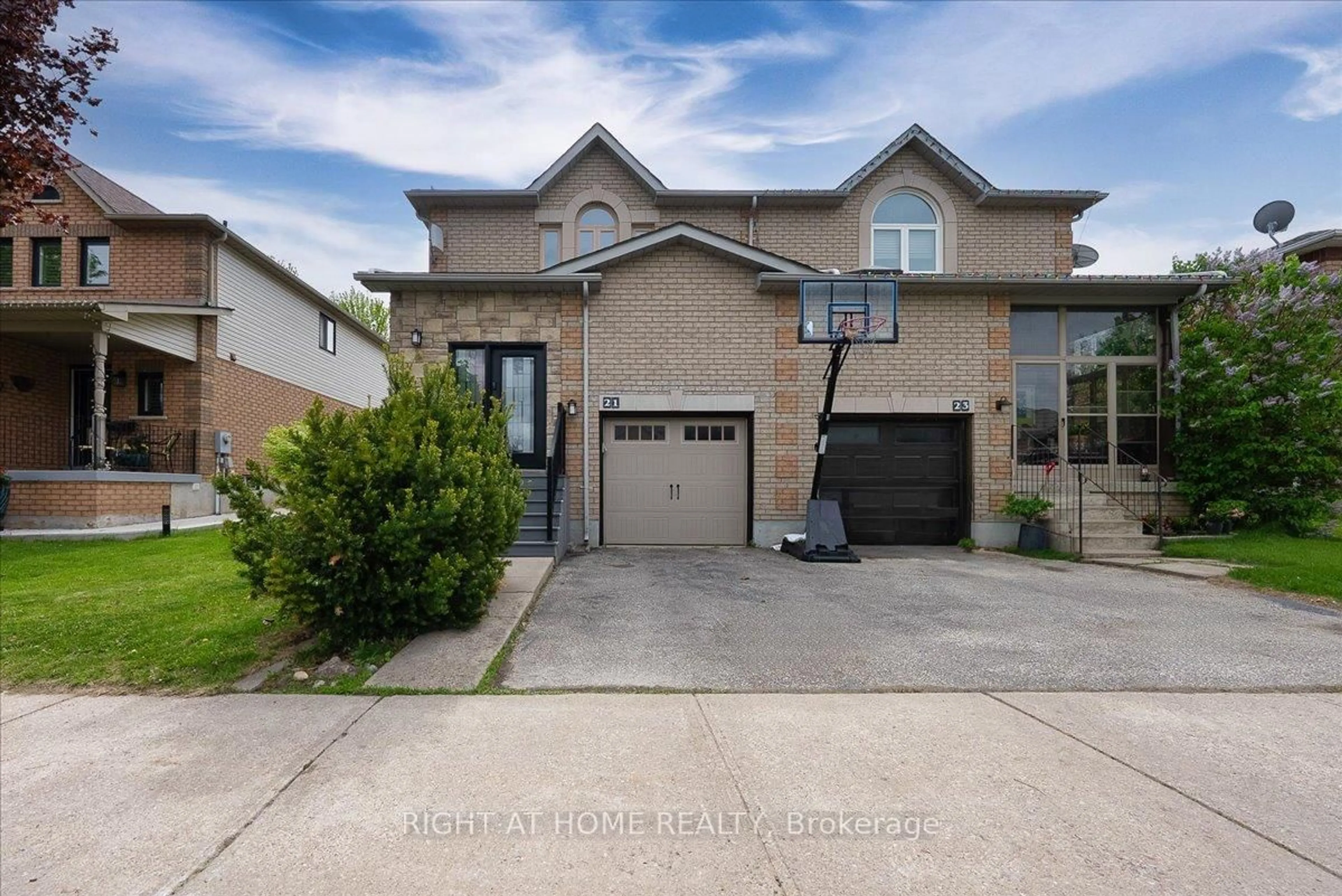 Home with brick exterior material, street for 21 Breeze Dr, Bradford West Gwillimbury Ontario L3Z 3A6