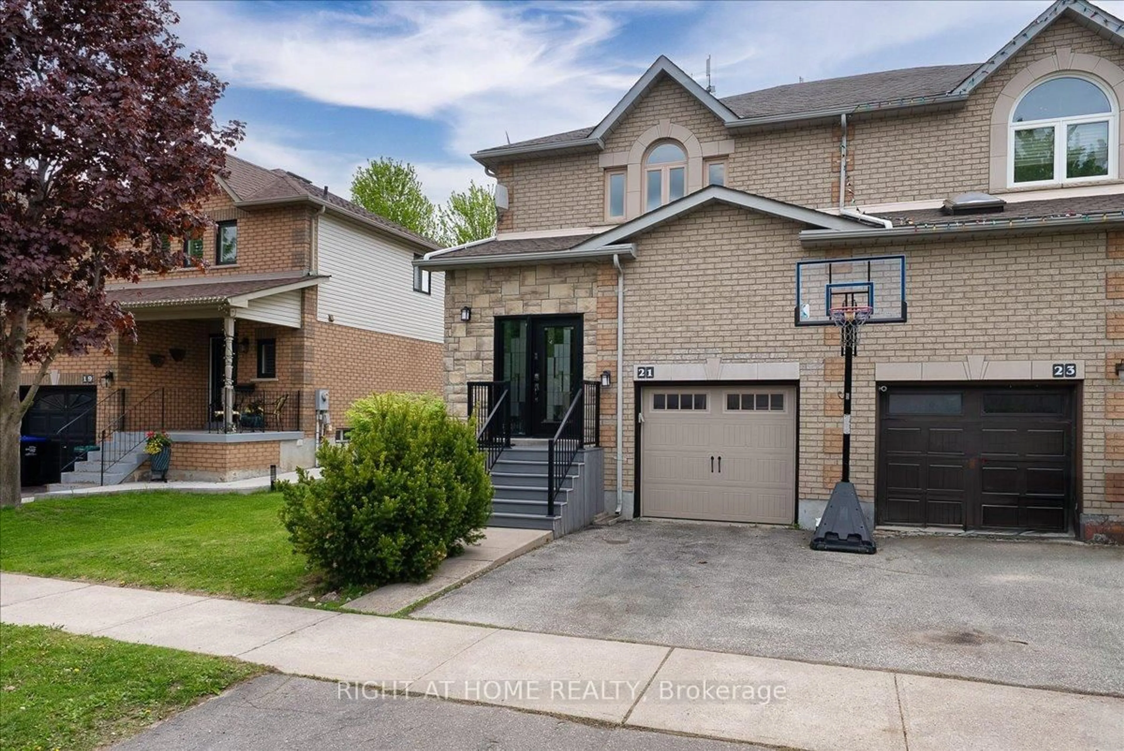 Home with brick exterior material, street for 21 Breeze Dr, Bradford West Gwillimbury Ontario L3Z 3A6