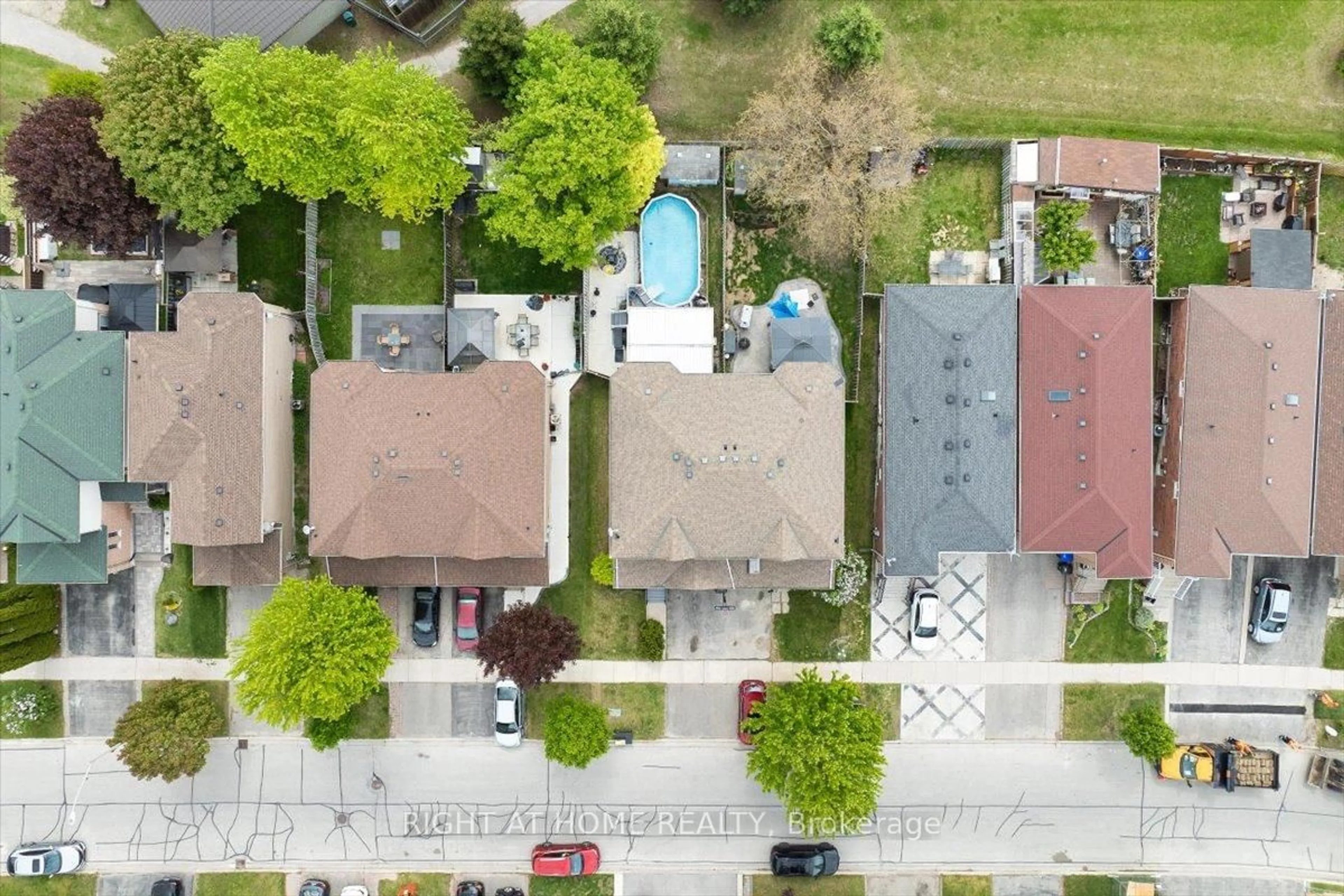 A pic from outside/outdoor area/front of a property/back of a property/a pic from drone, street for 21 Breeze Dr, Bradford West Gwillimbury Ontario L3Z 3A6